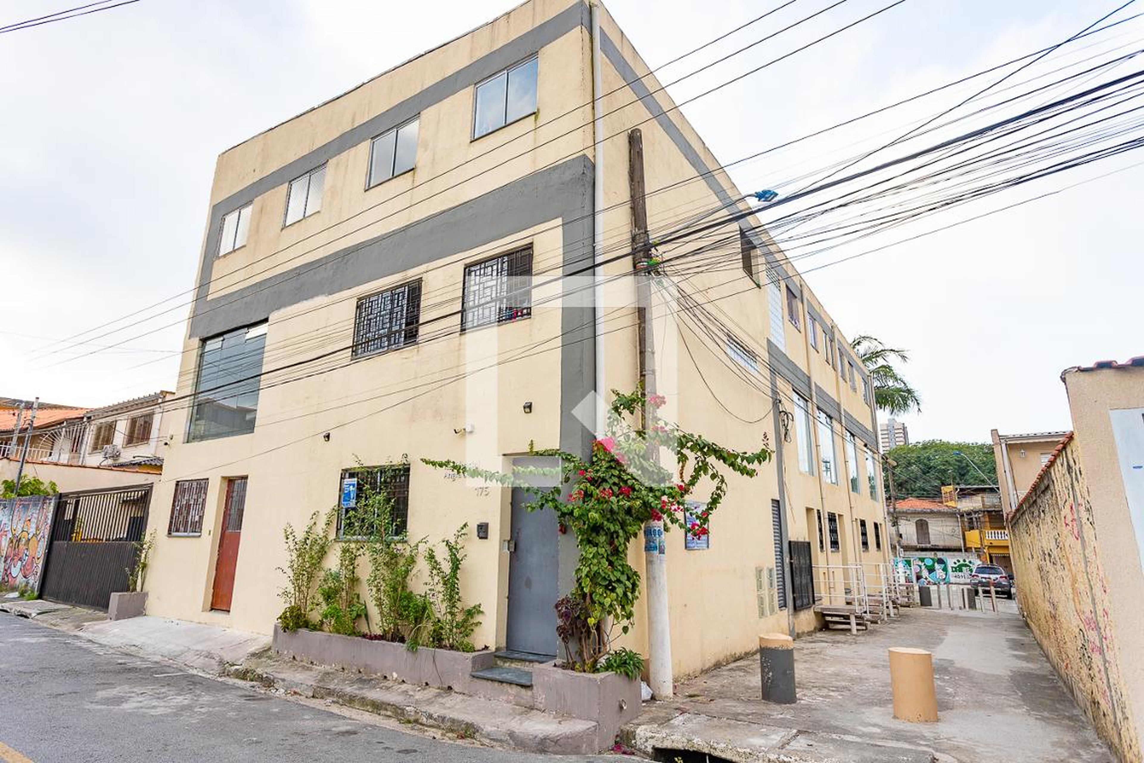 Fachada Condomínio em Rua Mantiqueira, 24