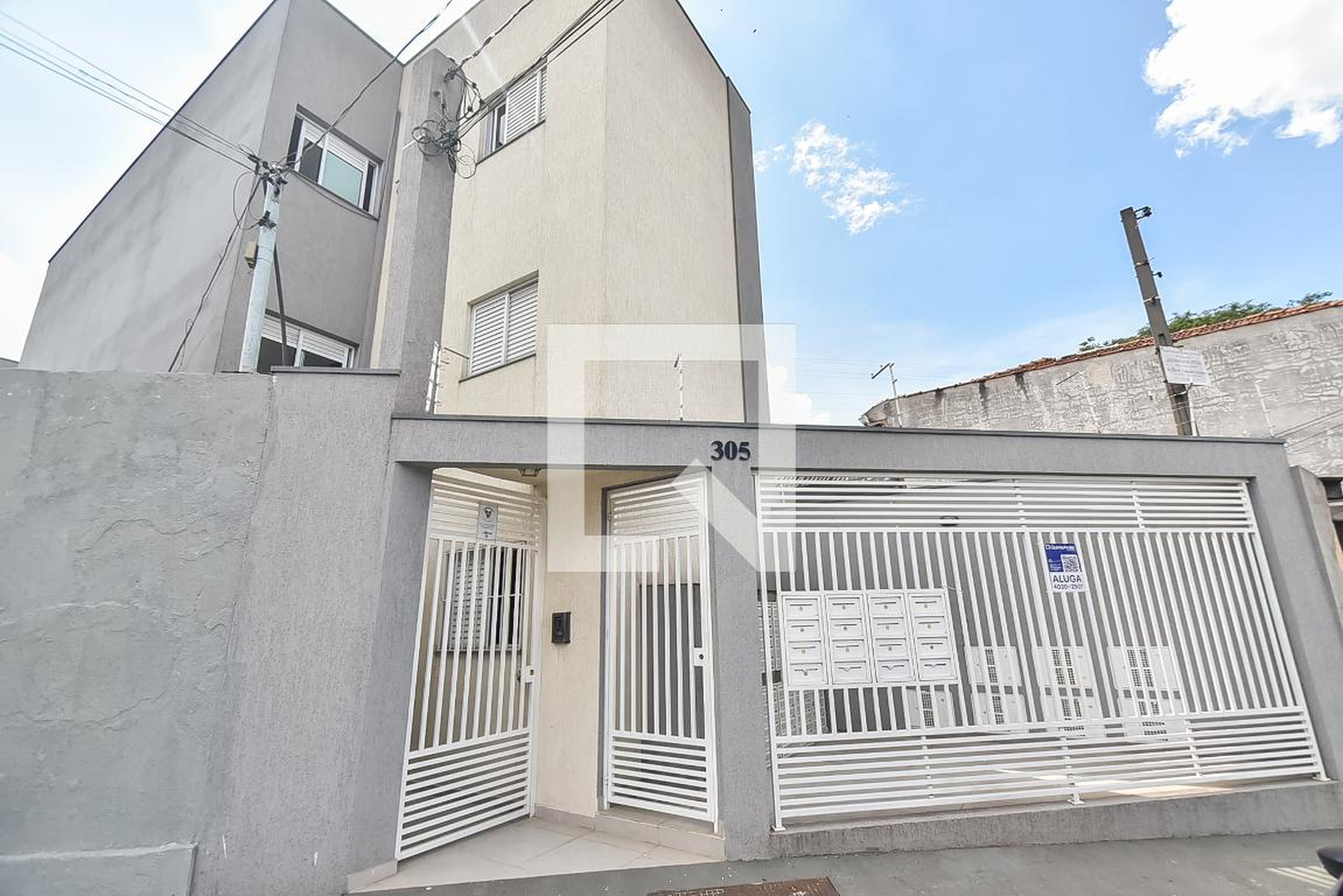 Fachada Condomínio em Rua Amadis, 305