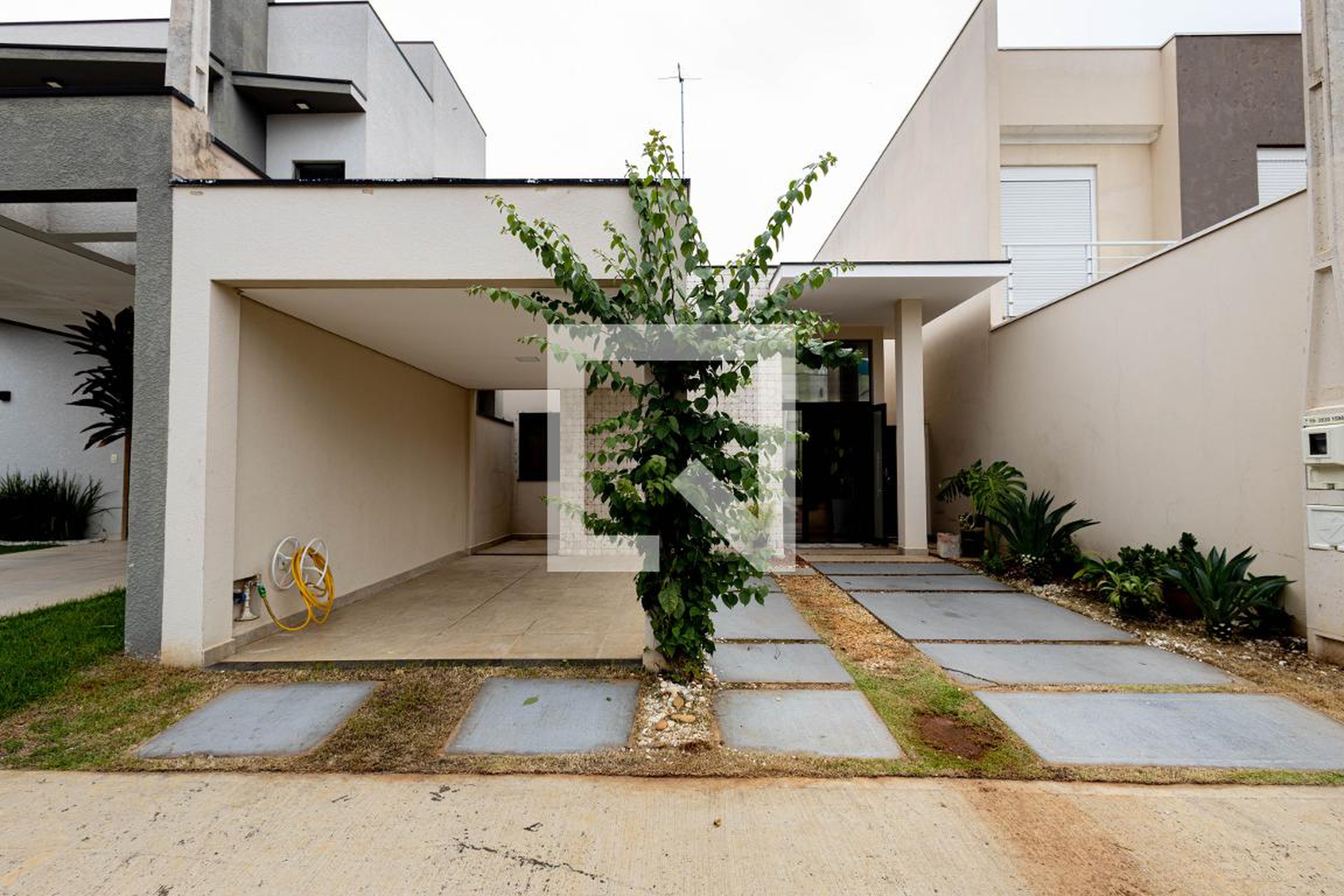 Fachada Condomínio em Rua Moacyr Biguetti, 64