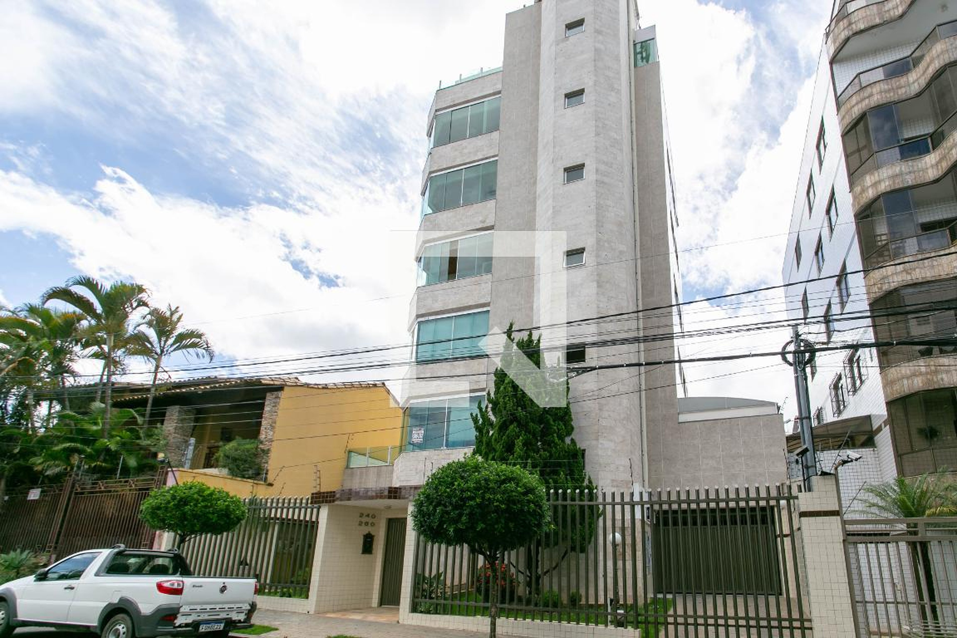 Fachada Condomínio em Rua Roberto Lúcio Aroeira, 260