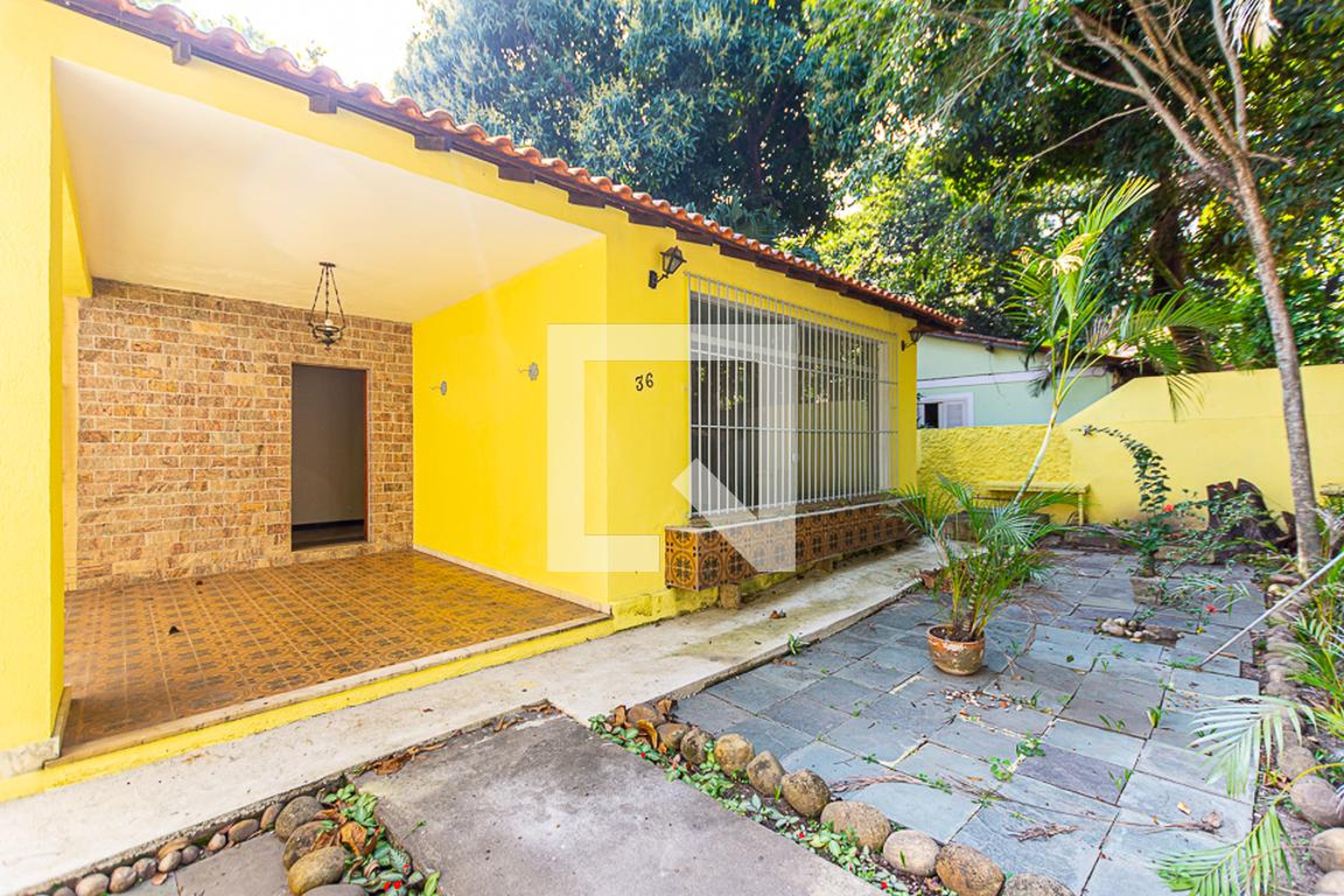 Entrada Condomínio em Rua Santo Inácio, 36