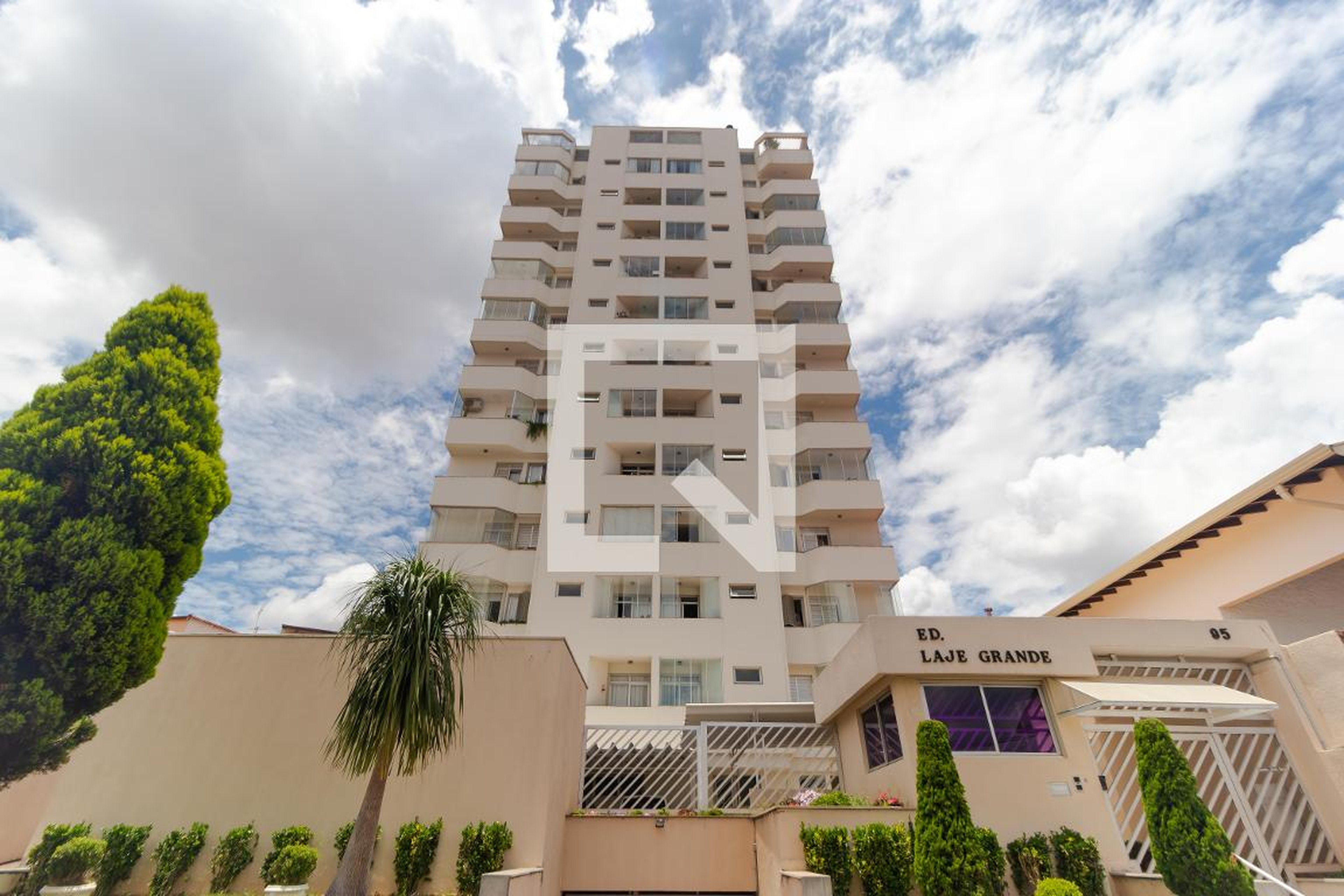 Fachada Condomínio em Rua Caçapava, 95