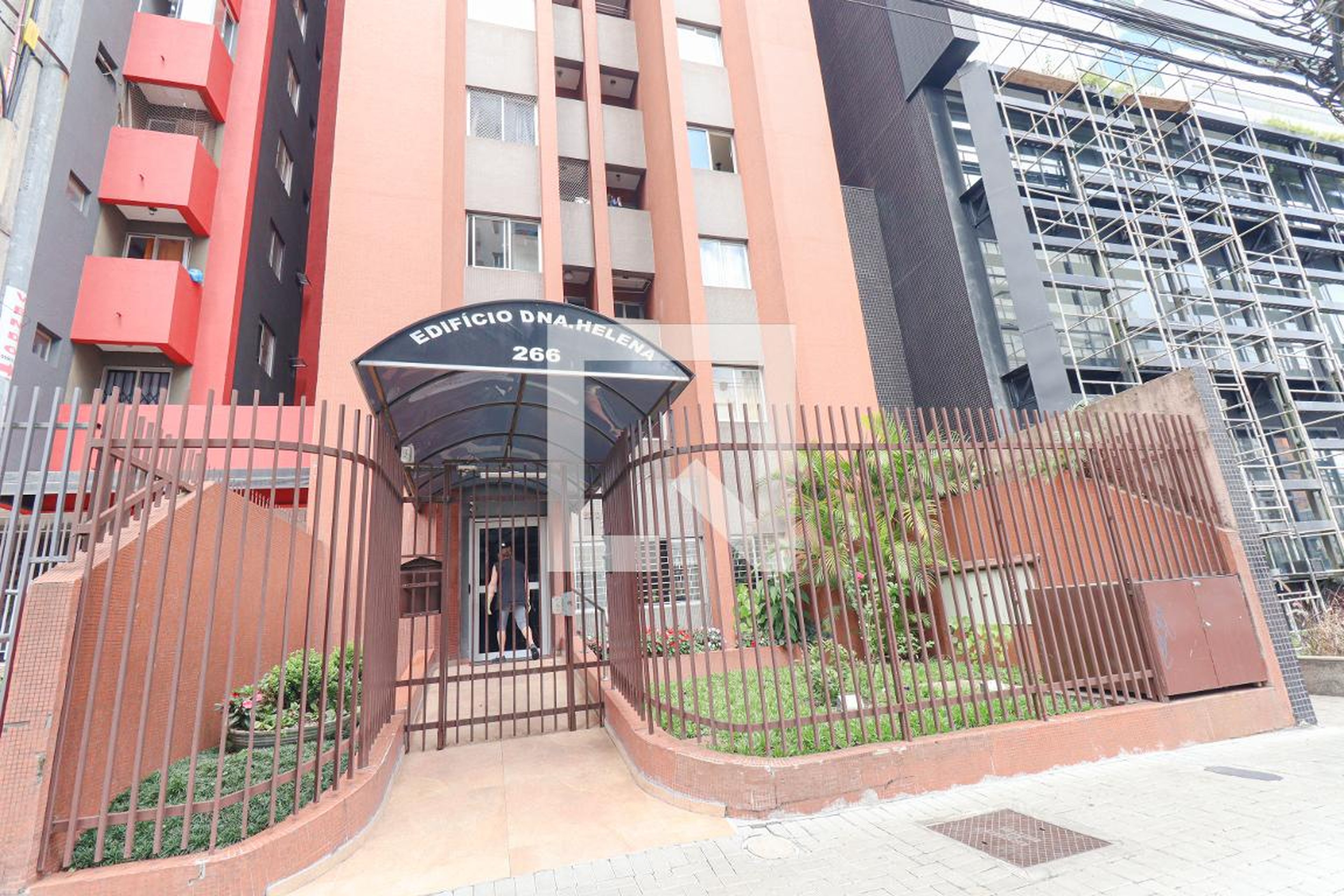 Fachada do Condominio Condomínio em Rua Alferes Poli, 266