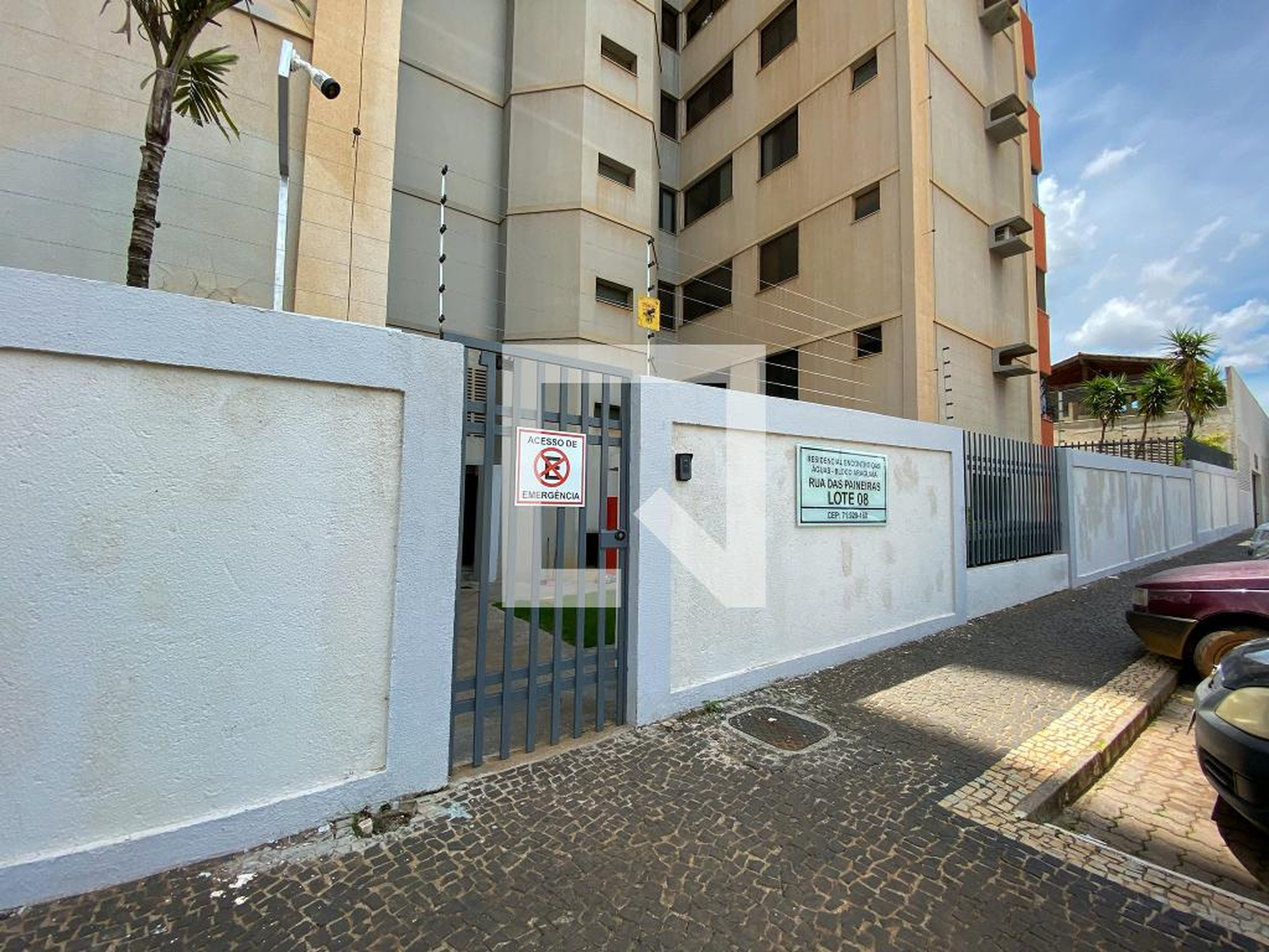 Fachada Condomínio em Rua das Paineiras, 8