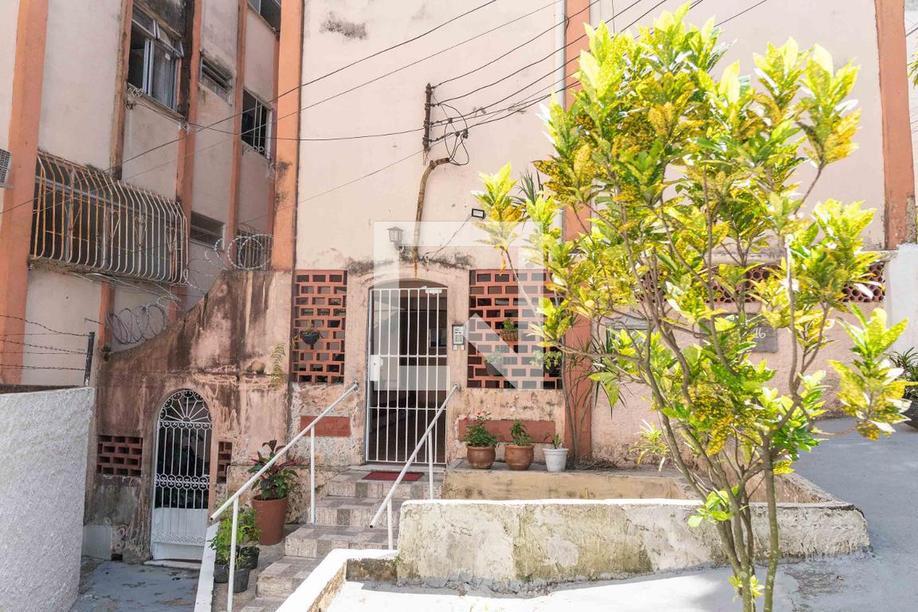 Fachada Condomínio em Rua Monsenhor Macedo, 16