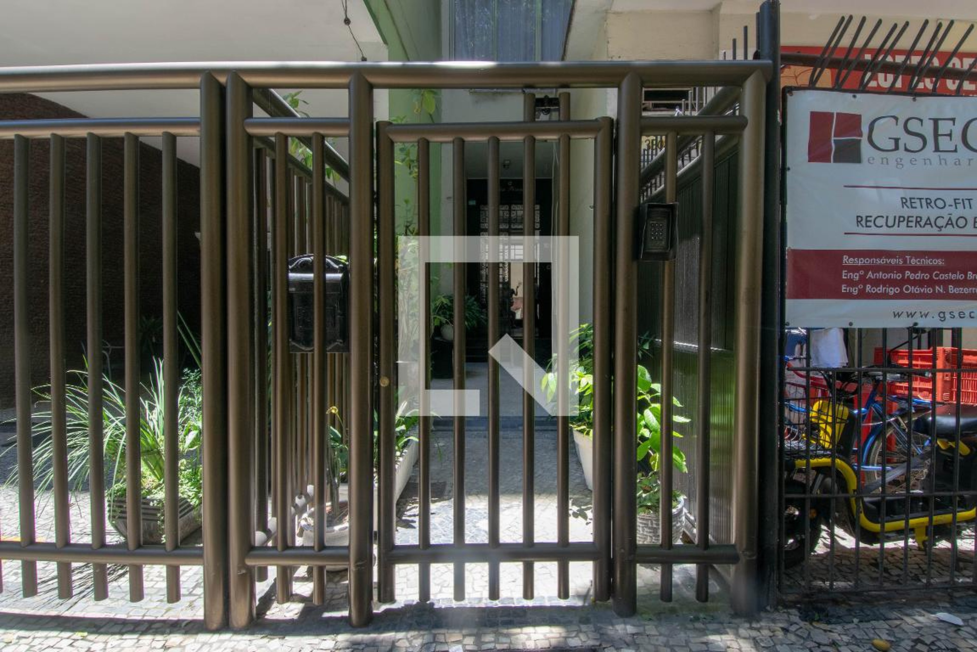 Fachada Condomínio em Rua Ministro Viveiros de Castro, 109