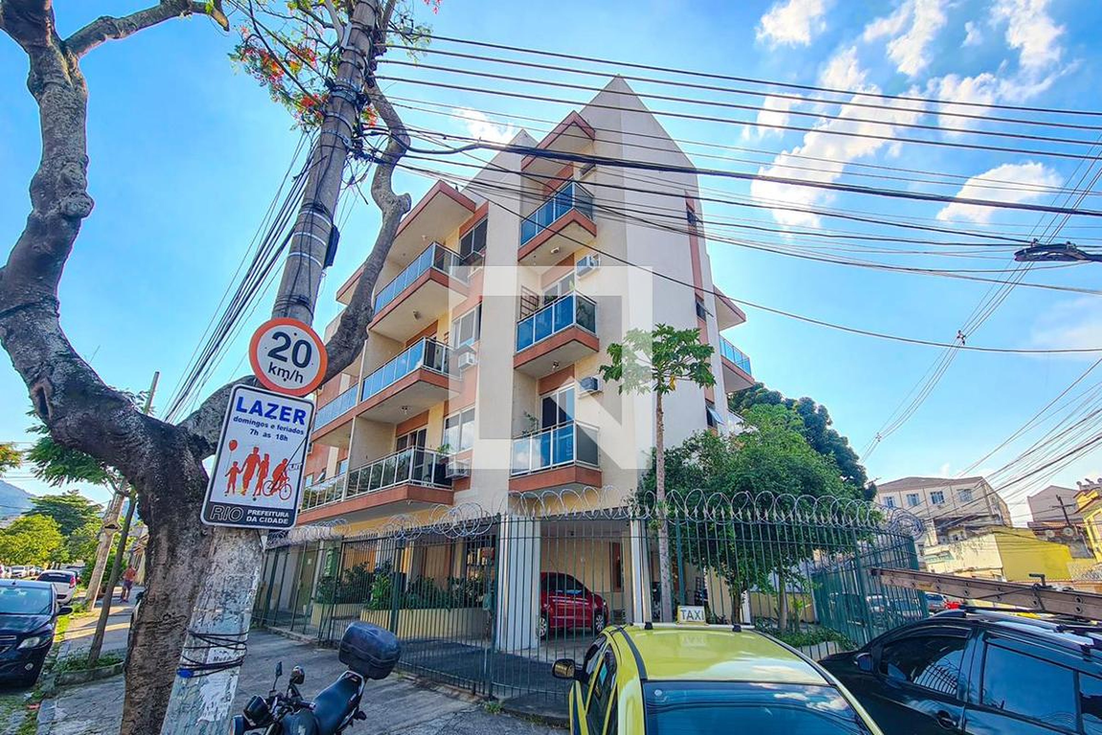 Fachada Condomínio em Rua Teresa Cavalcante, 67