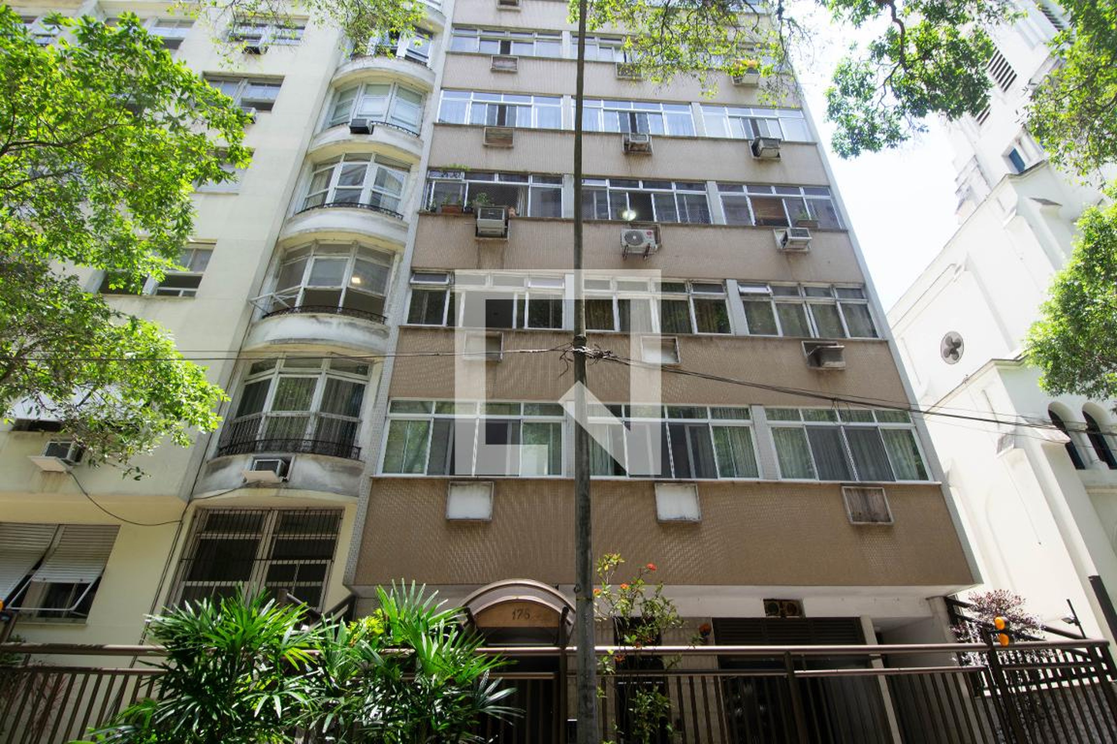 Fachada Condomínio em Rua General Ribeiro da Costa, 178