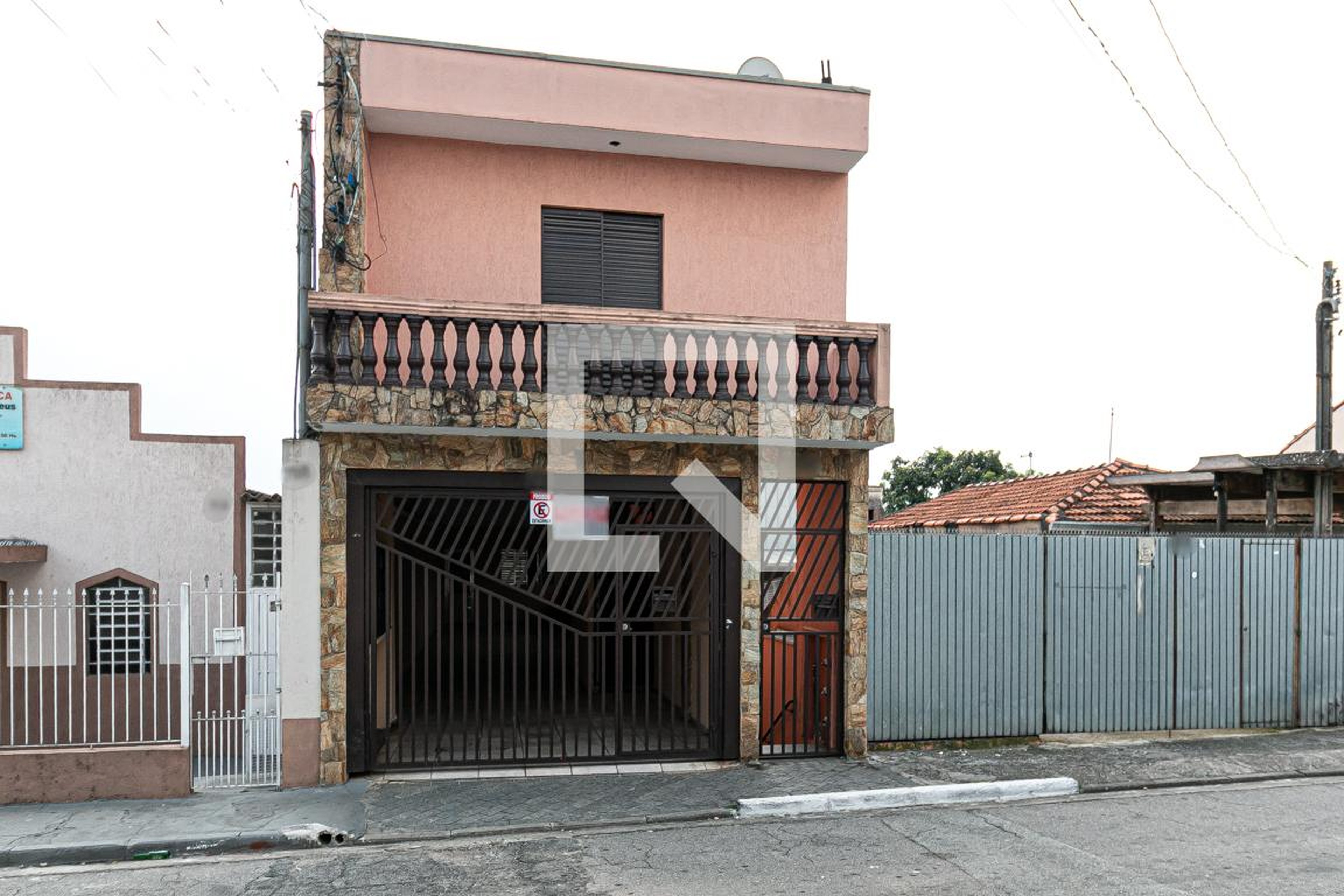 Fachada Condomínio em Rua Desembargador Carneiro Ribeiro, 748