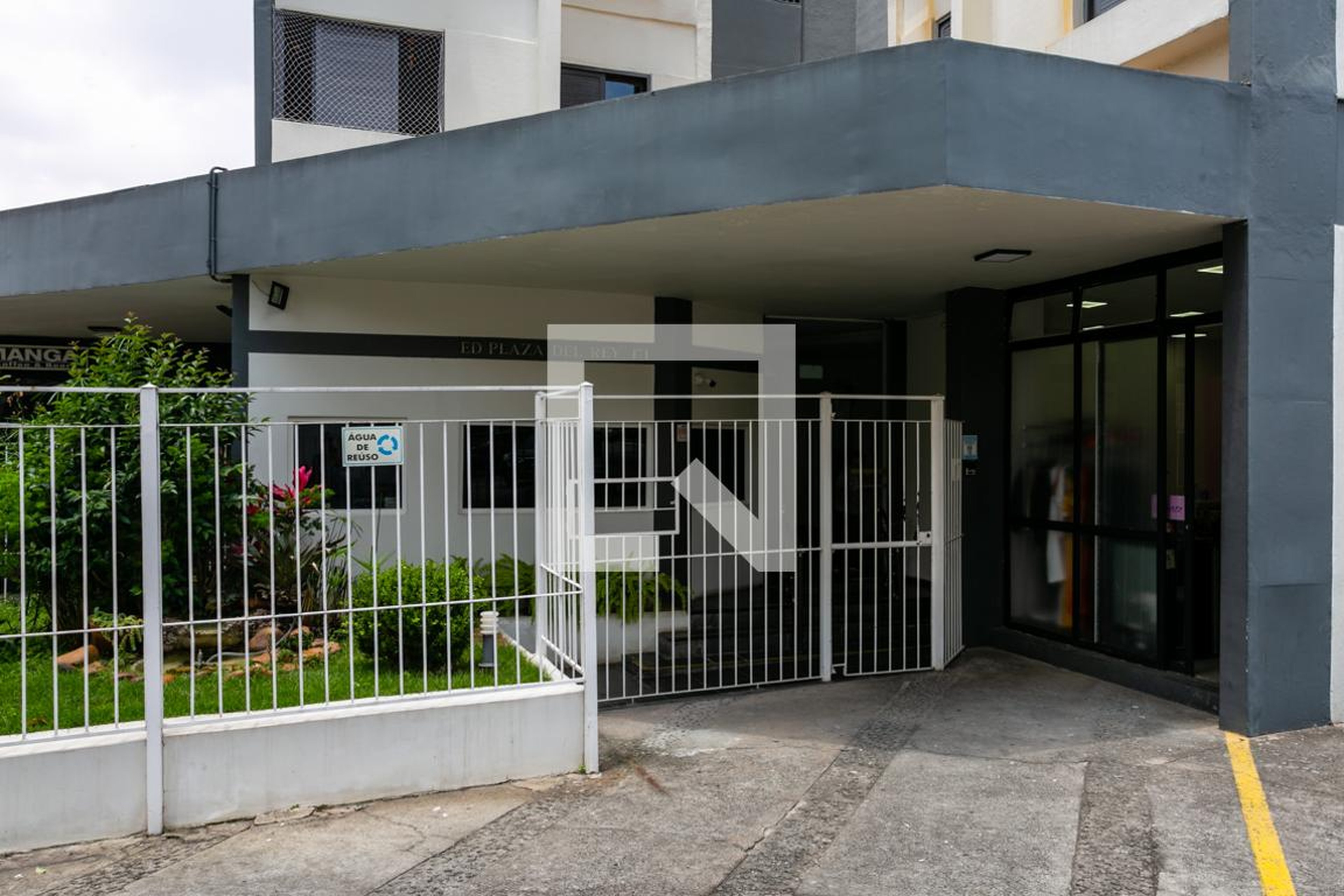 Fachada do condomínio Condomínio Plaza Del Rey