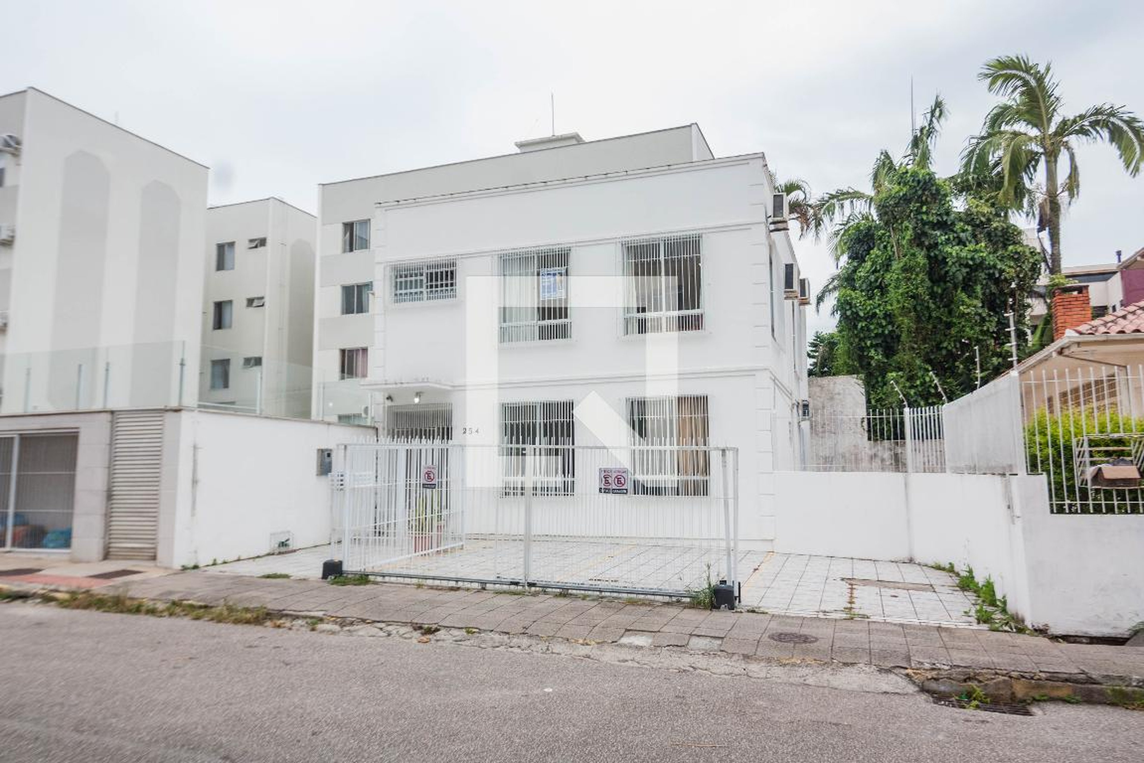 Fachada Condomínio em Rua Jaú Guedes da Fonseca, 254