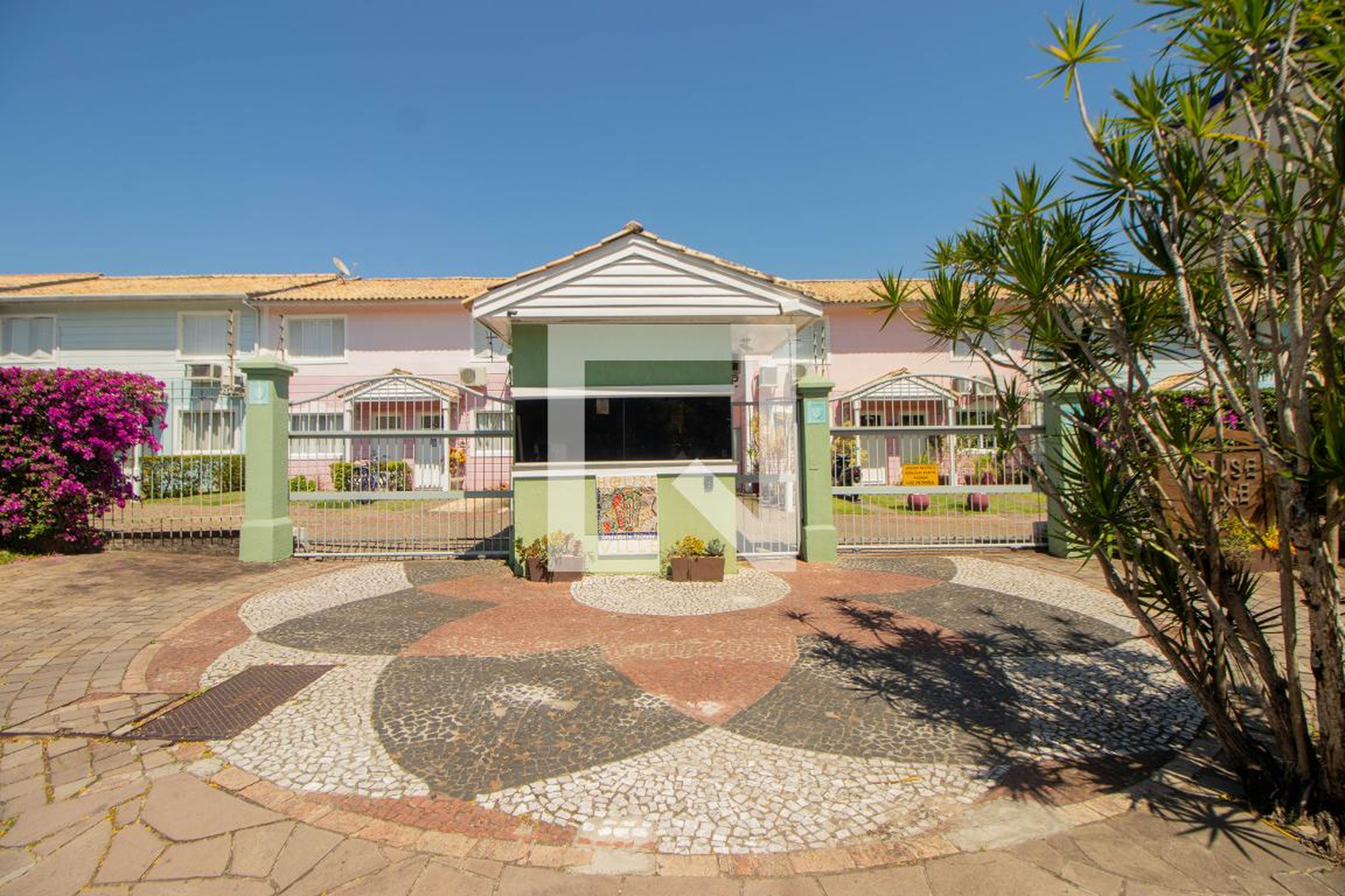 Fachada do Condomínio Condomínio House Ville