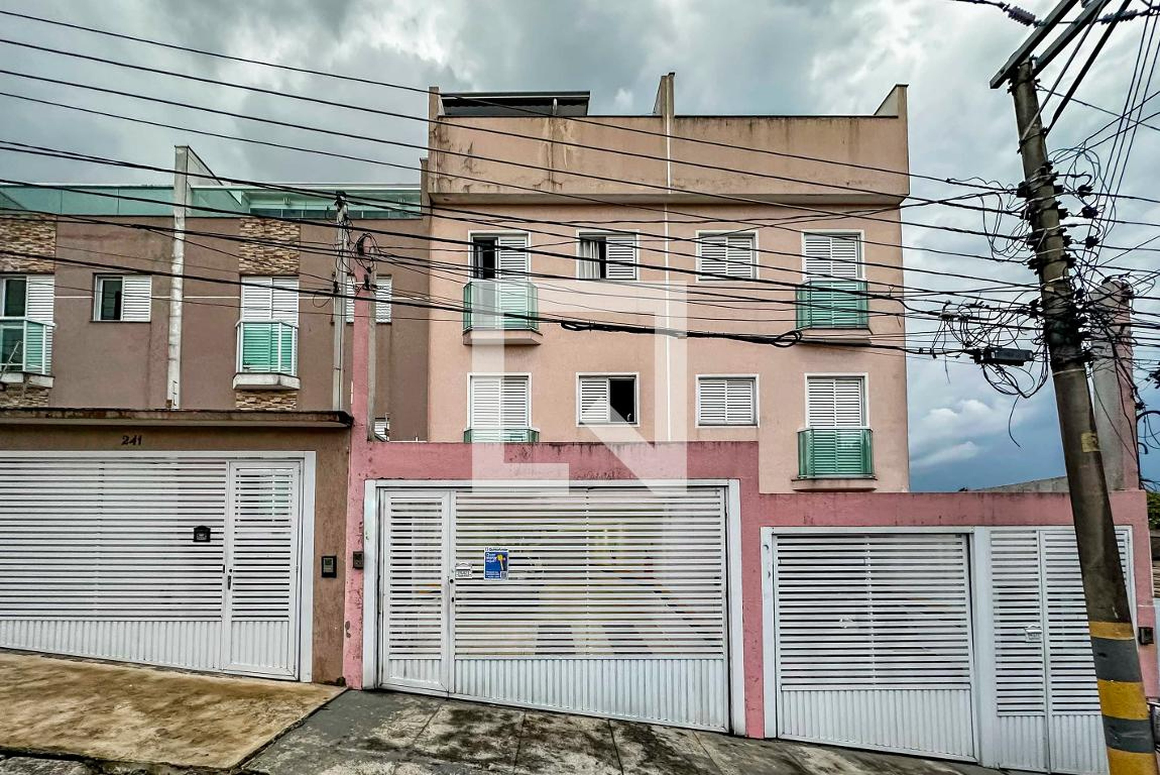 Fachada Condomínio em Rua Lucélia, 245