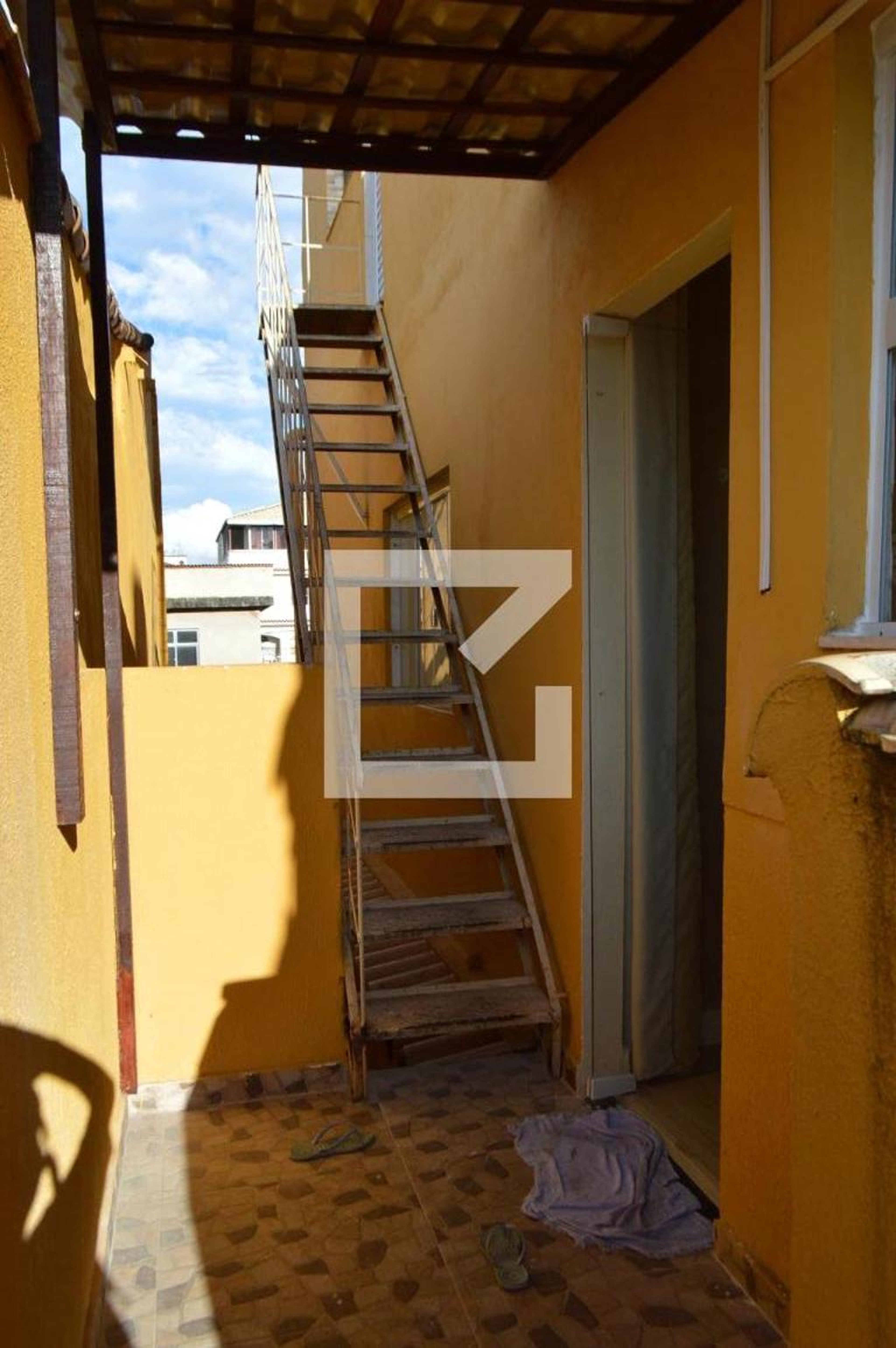 Entrada Condomínio em Rua Vitóriano Aranha da Silva, 29