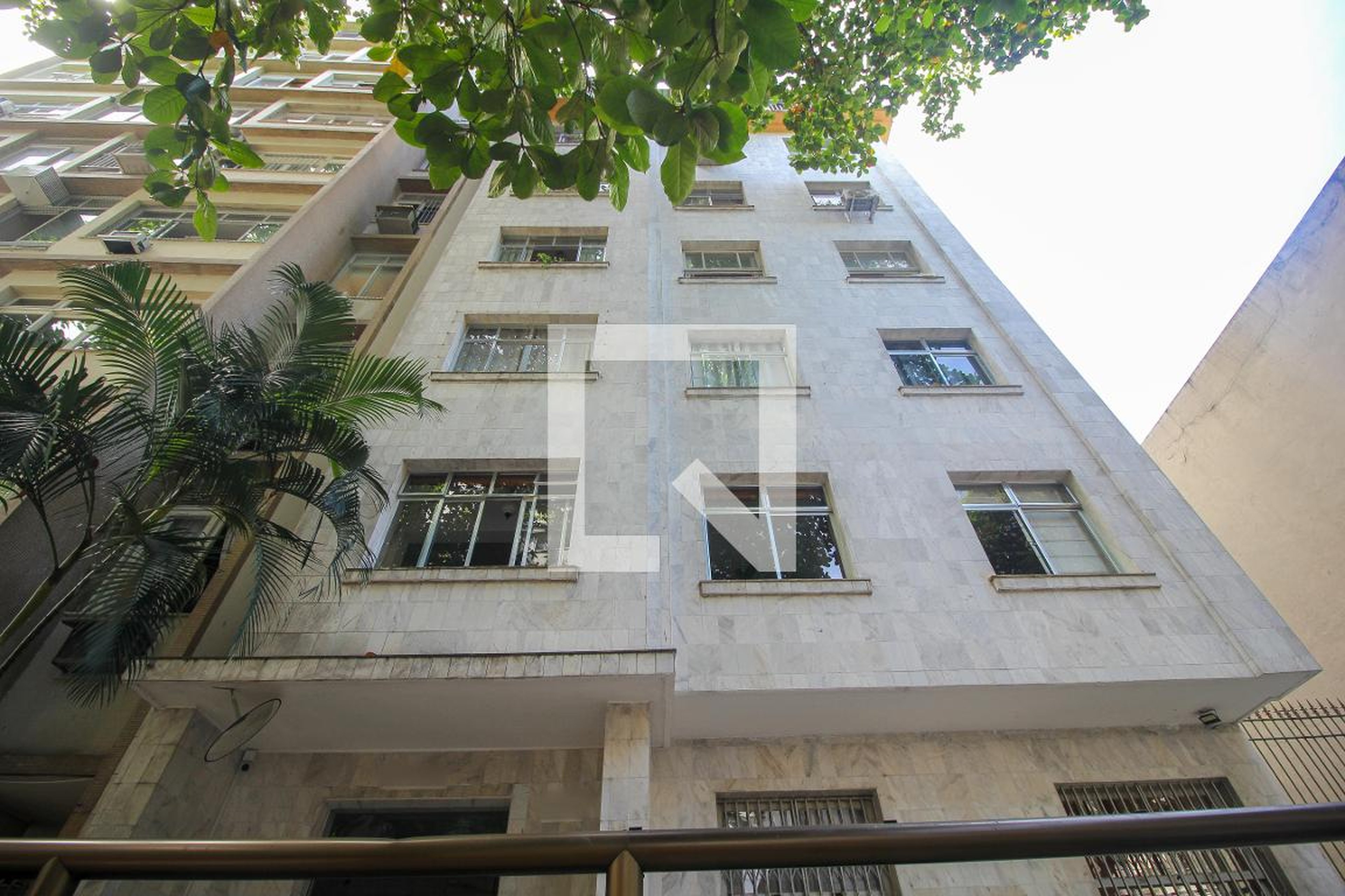 Fachada do Prédio Condomínio em Rua Gago Coutinho, 26