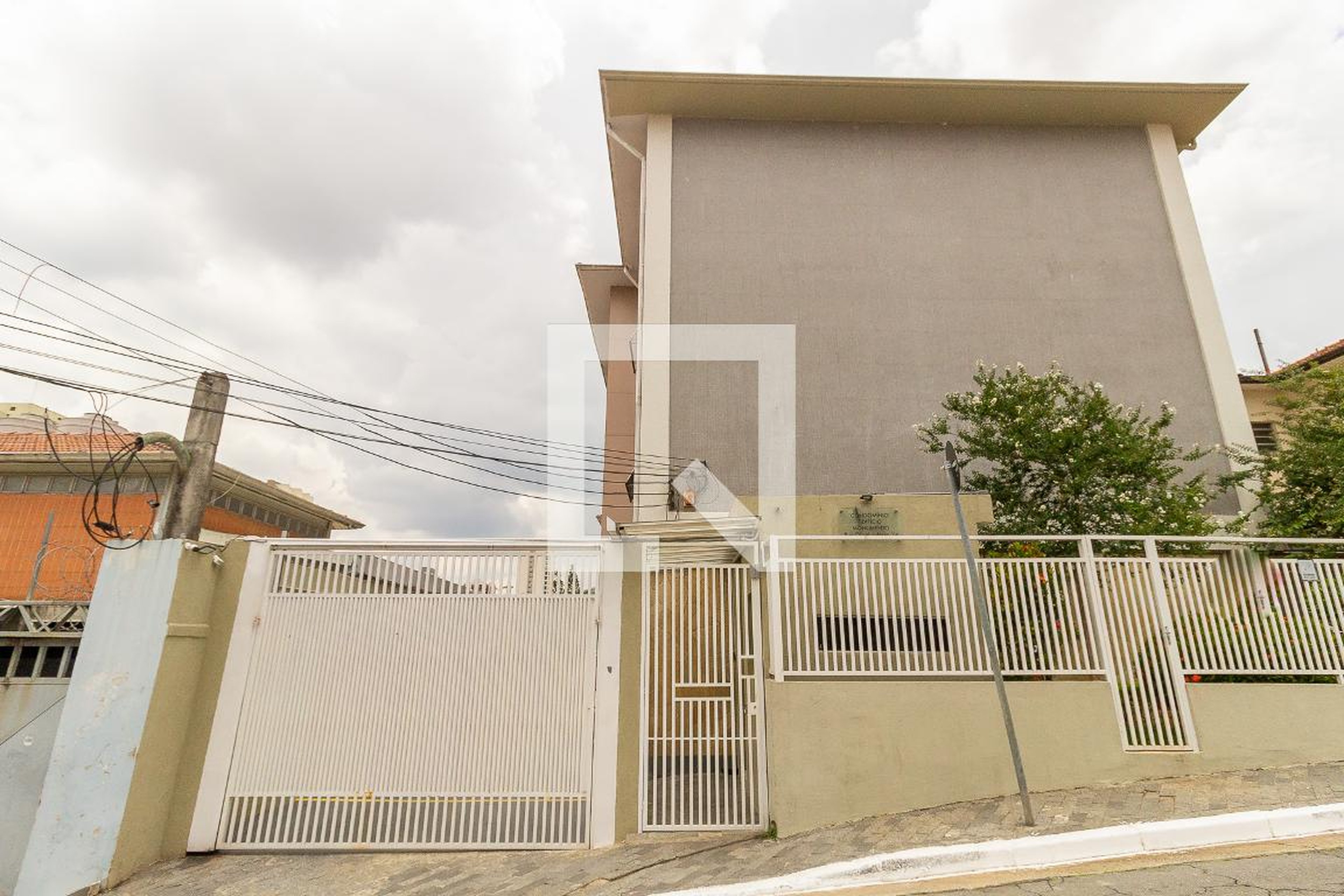 Fachada Condomínio em Rua Oliveira Alves, 65