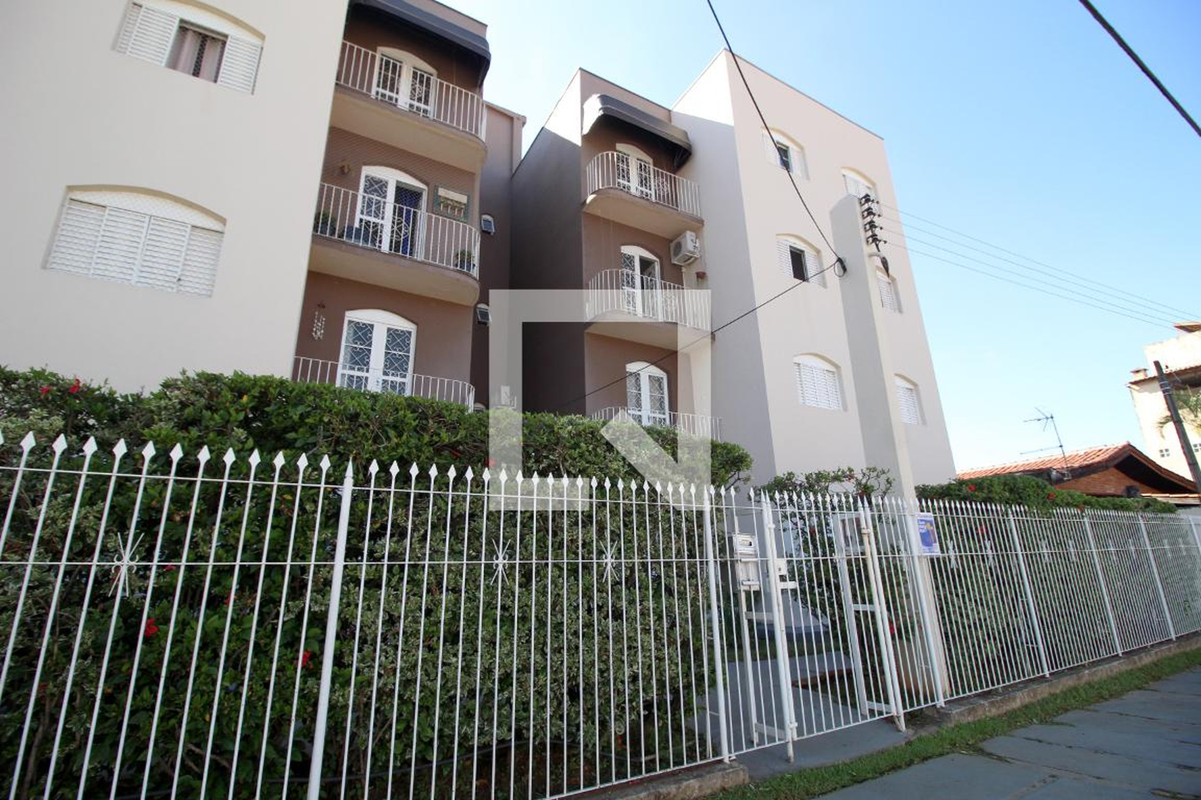 Fachada Condomínio em Rua Leopoldo Viêira, 68