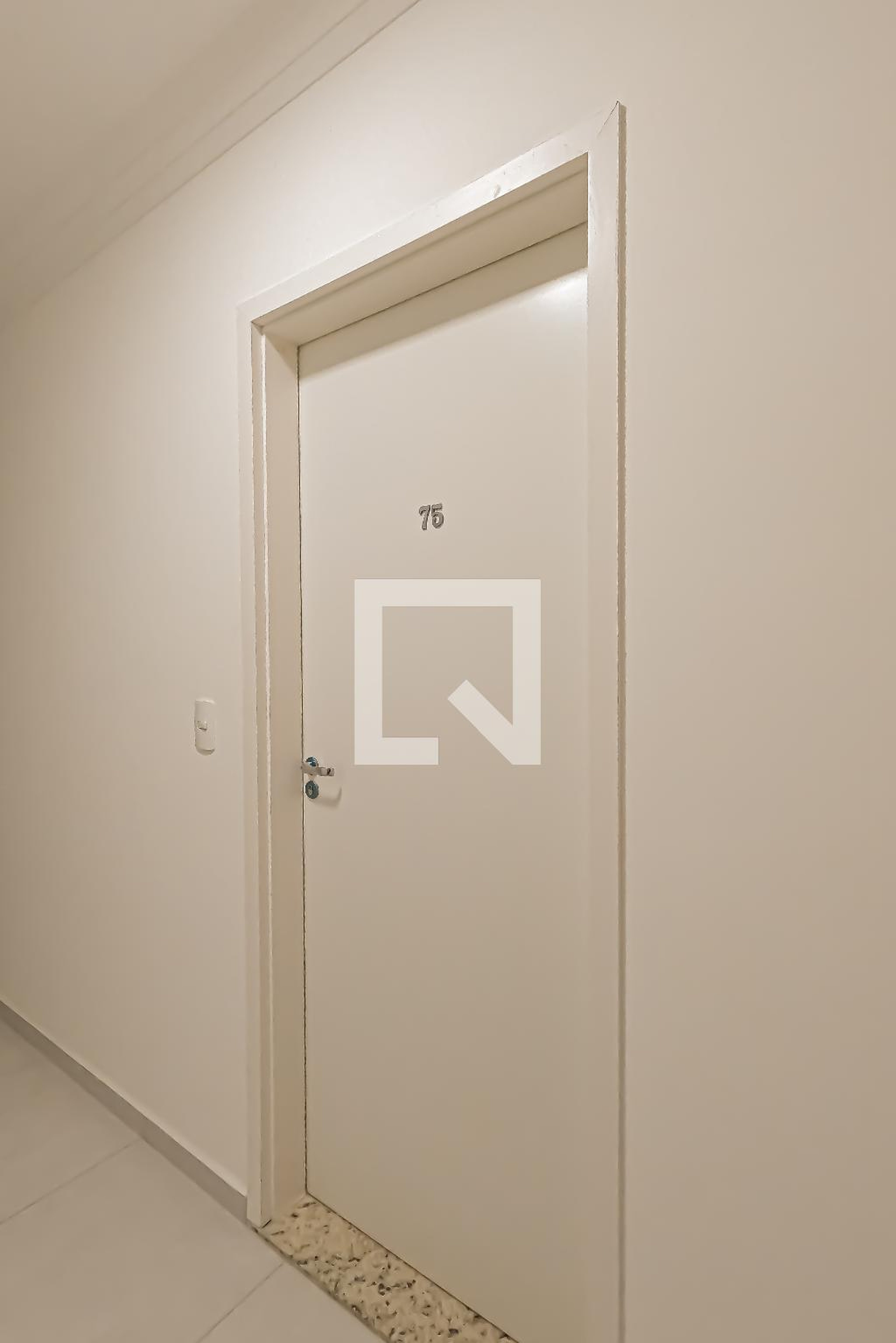 Hall de entrada Condomínio em Rua Atílio Viváqua, 181