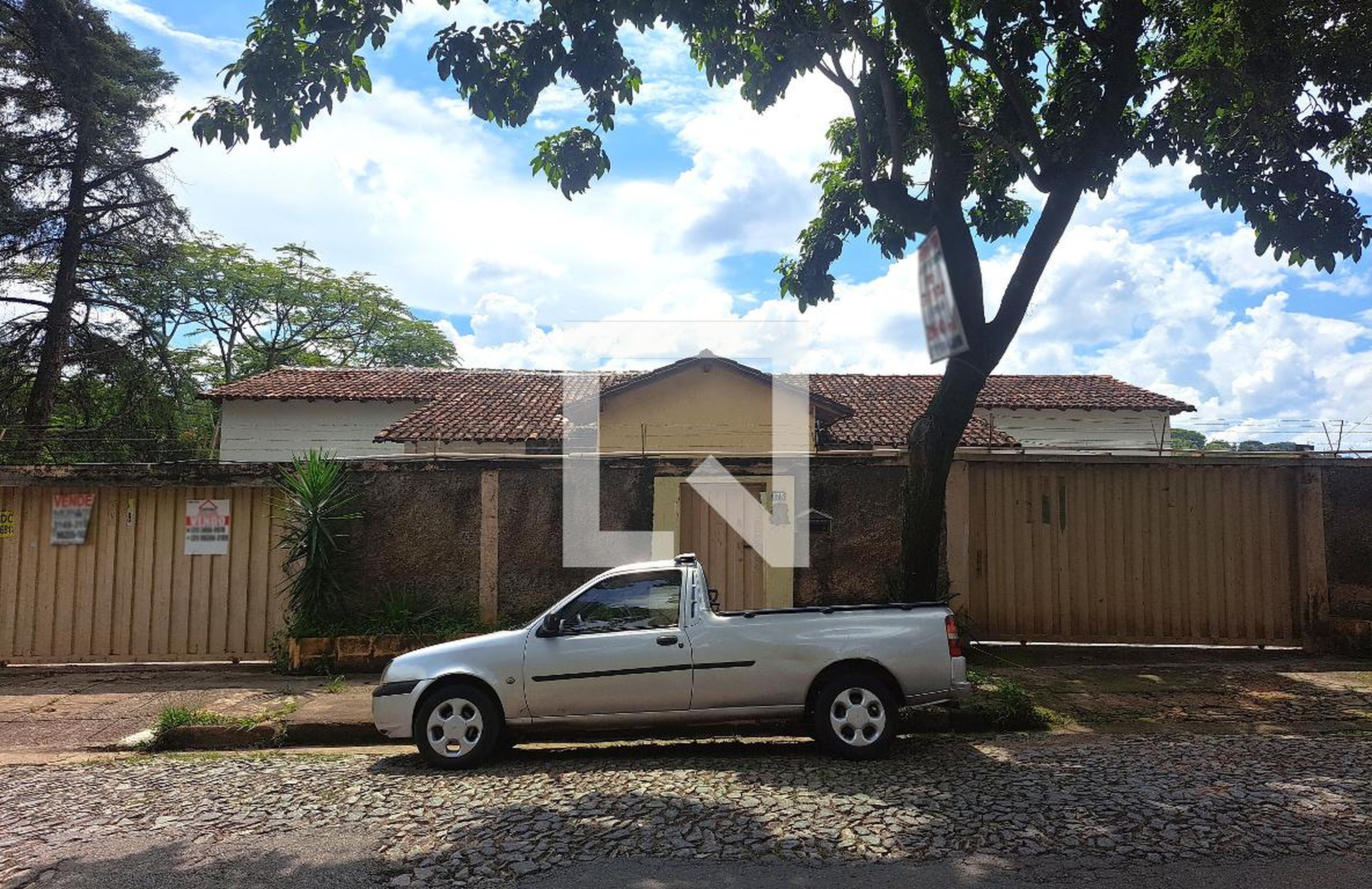 Fachada Condomínio em Rua Raimundo Albergaria Filho, 173