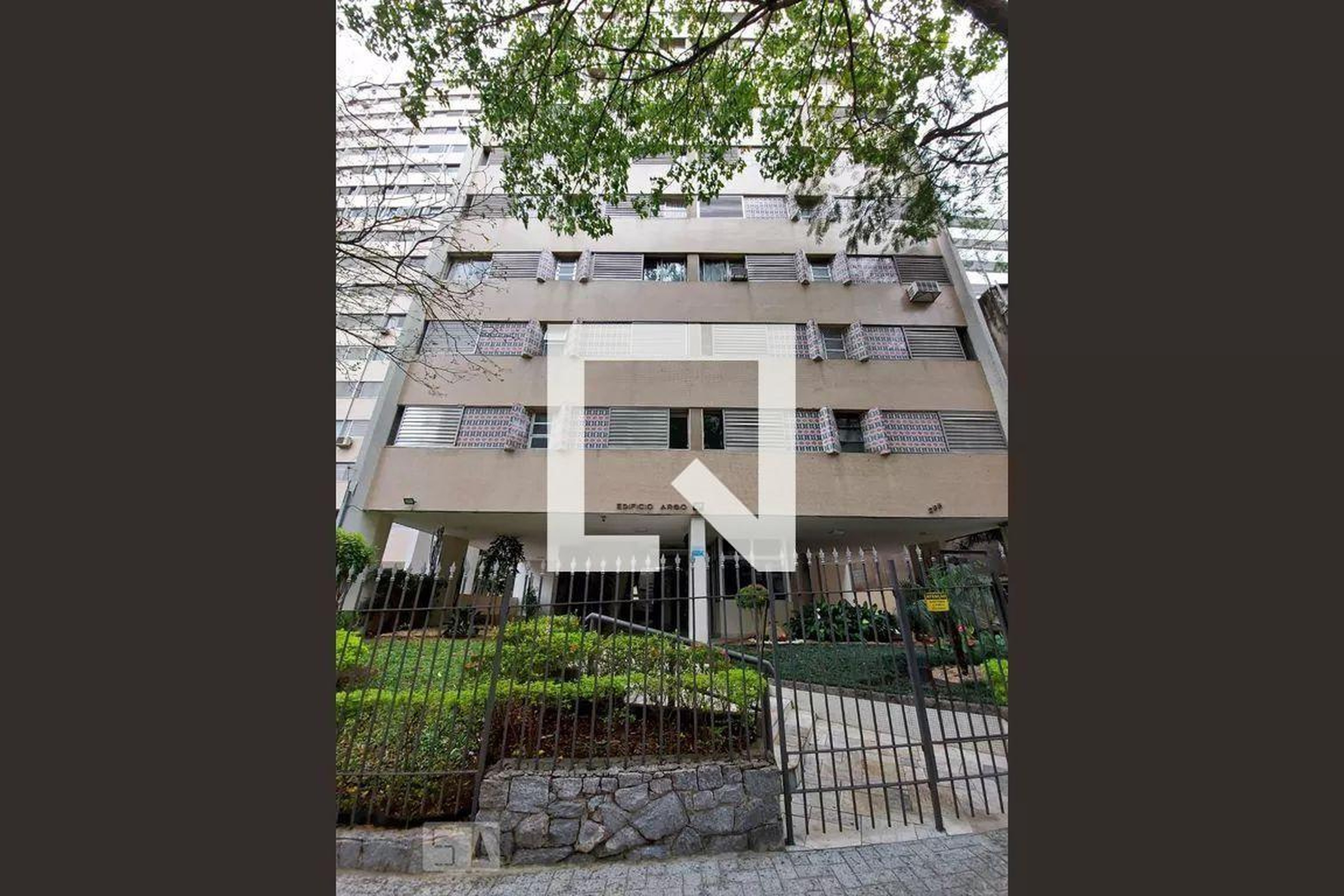 Fachada Condomínio em Rua Matias Aires, 345