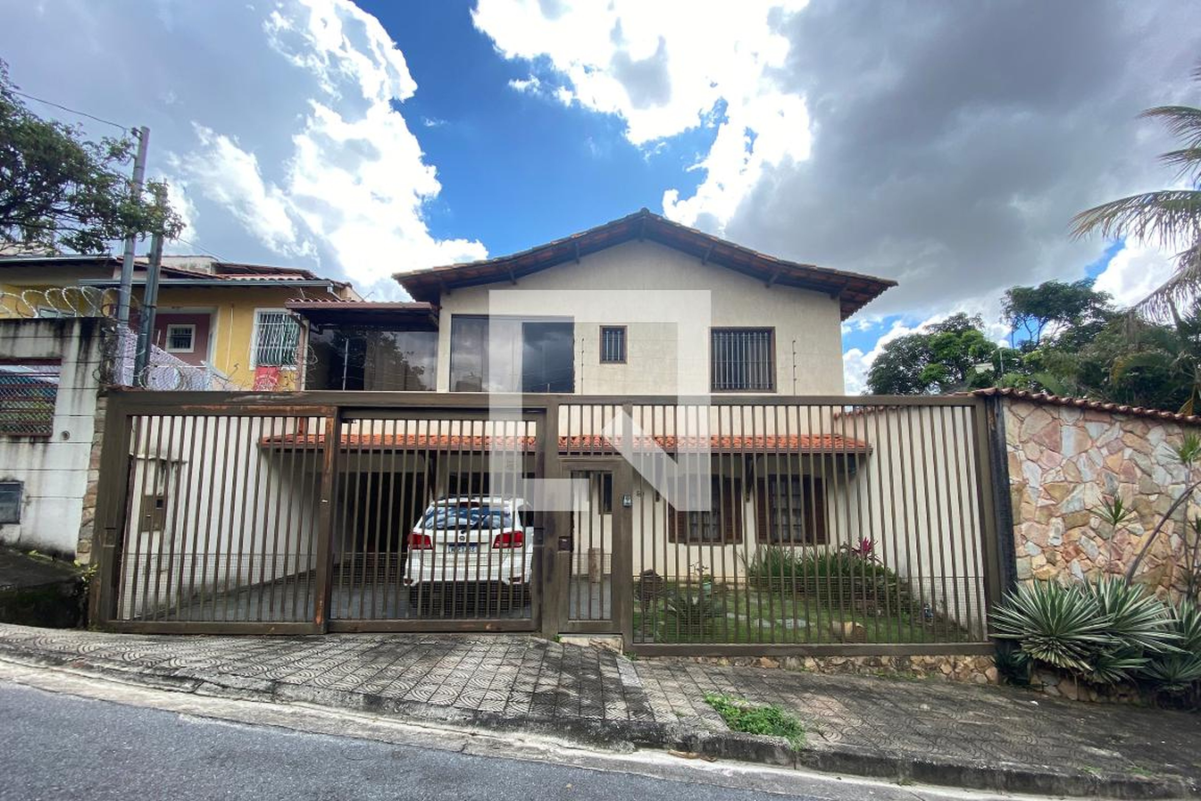 Fachada Condomínio em Rua Mauro Coura Macedo, 60