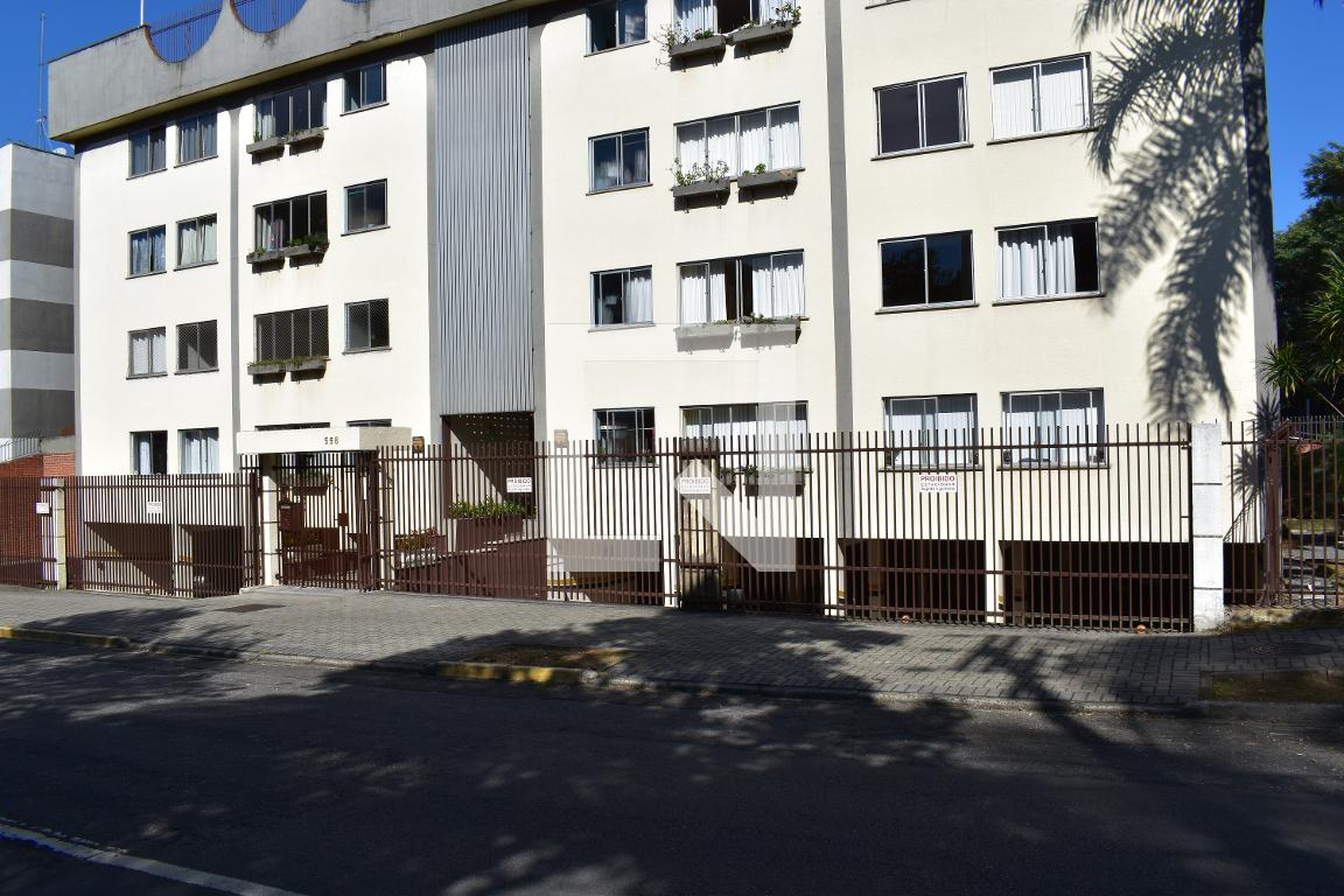 Fachada do condomínio Condomínio em Rua Leôncio Correia, 558