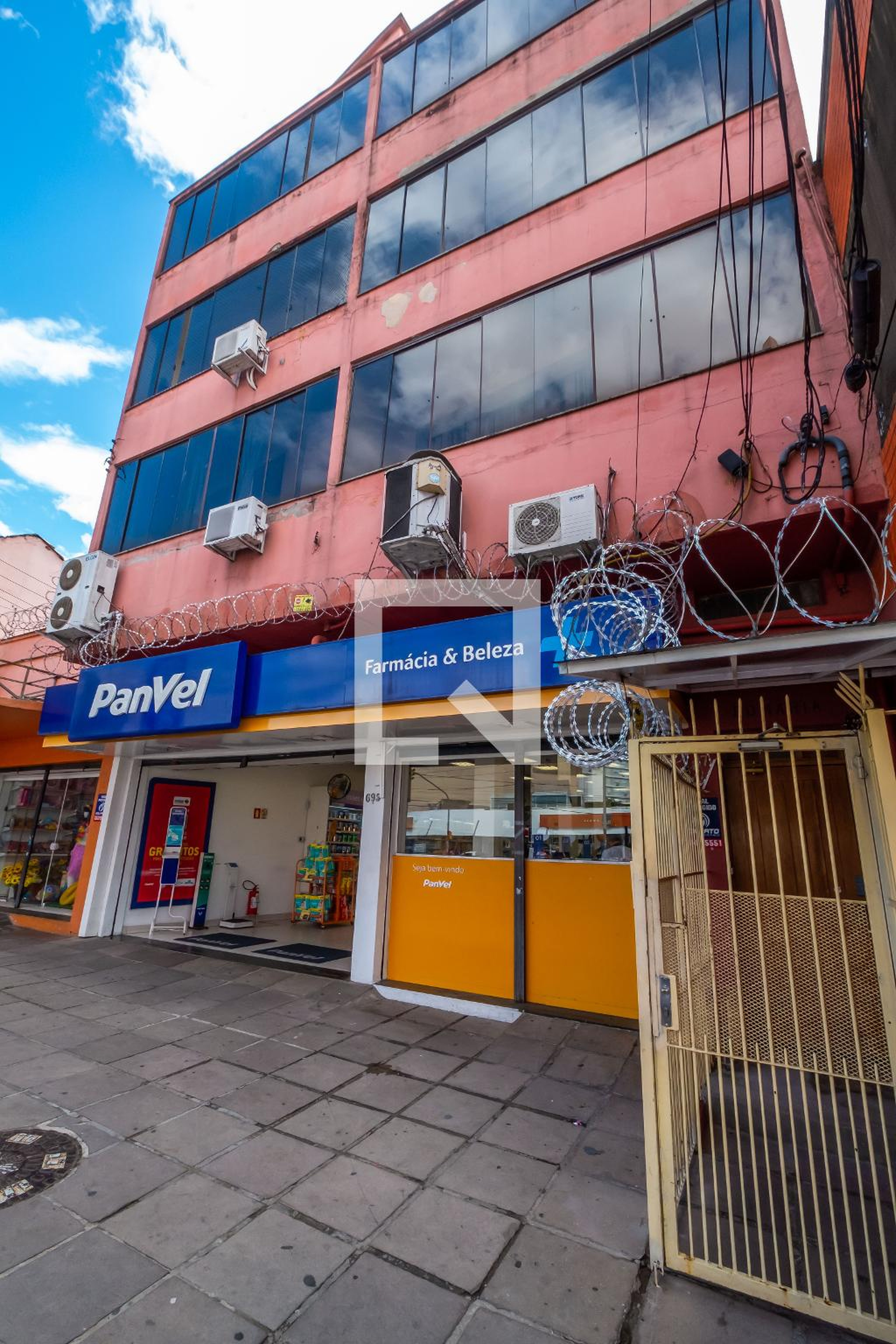 Fachada Condomínio em Avenida da Azenha, 687