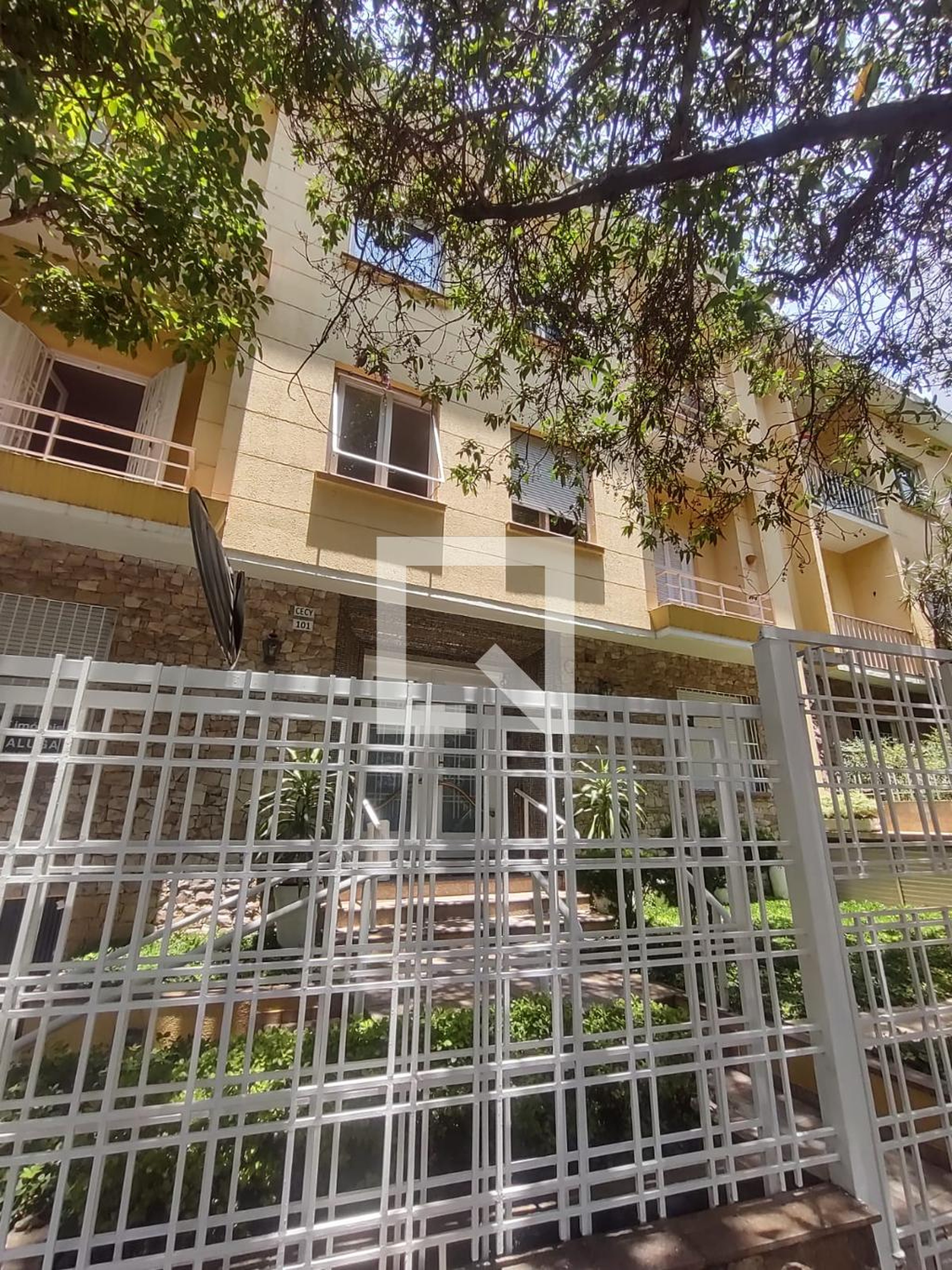 Fachada Condomínio em Rua Fradique Coutinho, 101