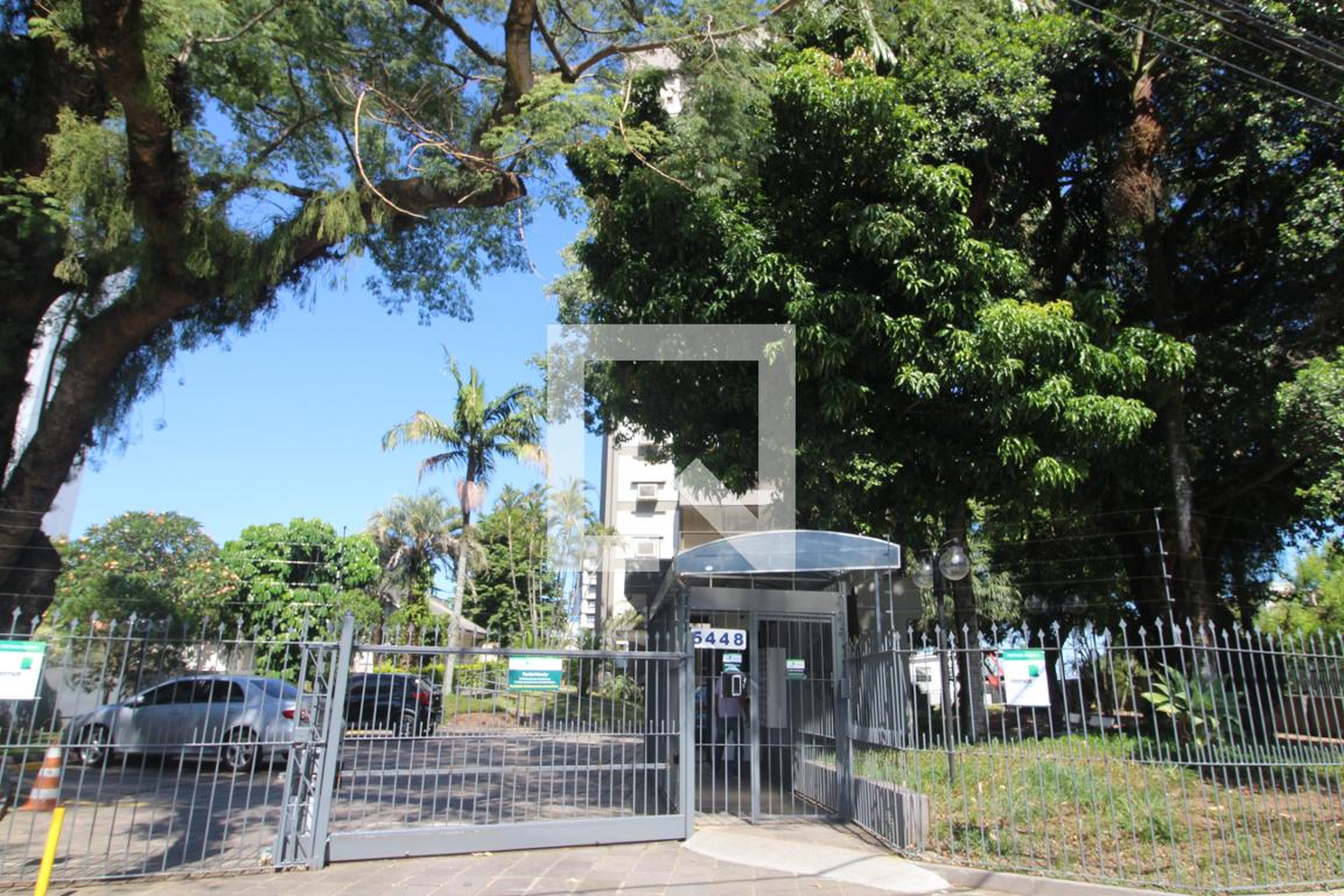 Fachada Condomínio em Rua Guilherme Schell, 5548