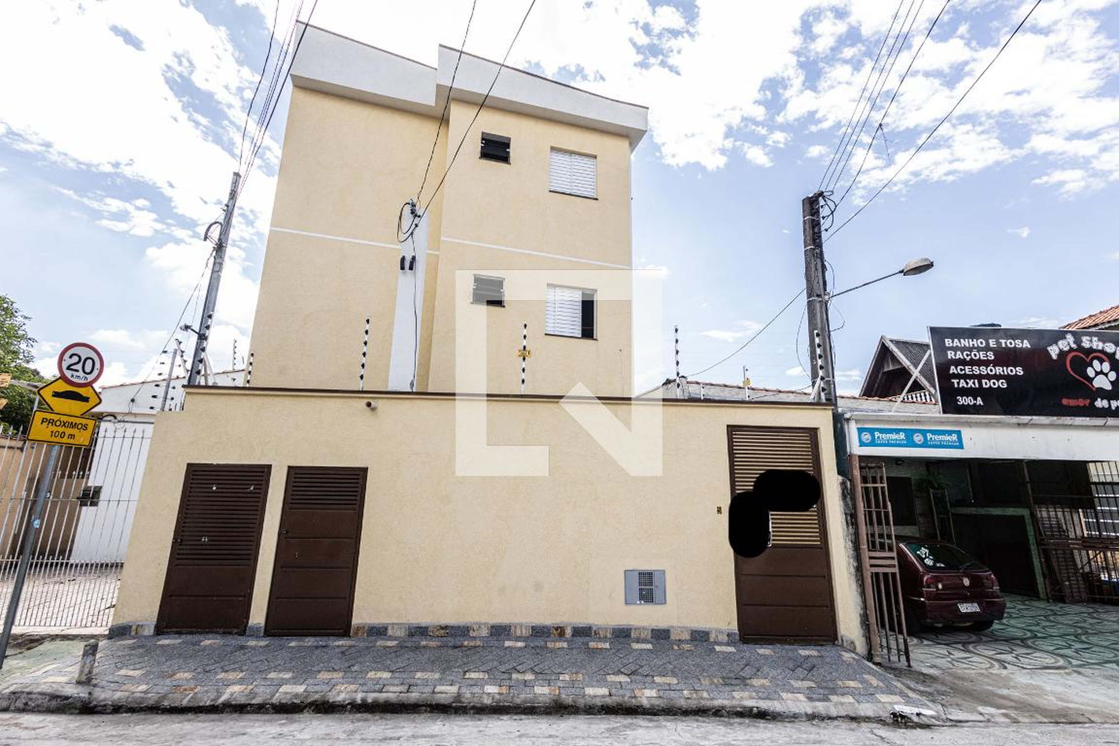 Fachada Condomínio em Rua Coronel Amaro Sobrinho, 305