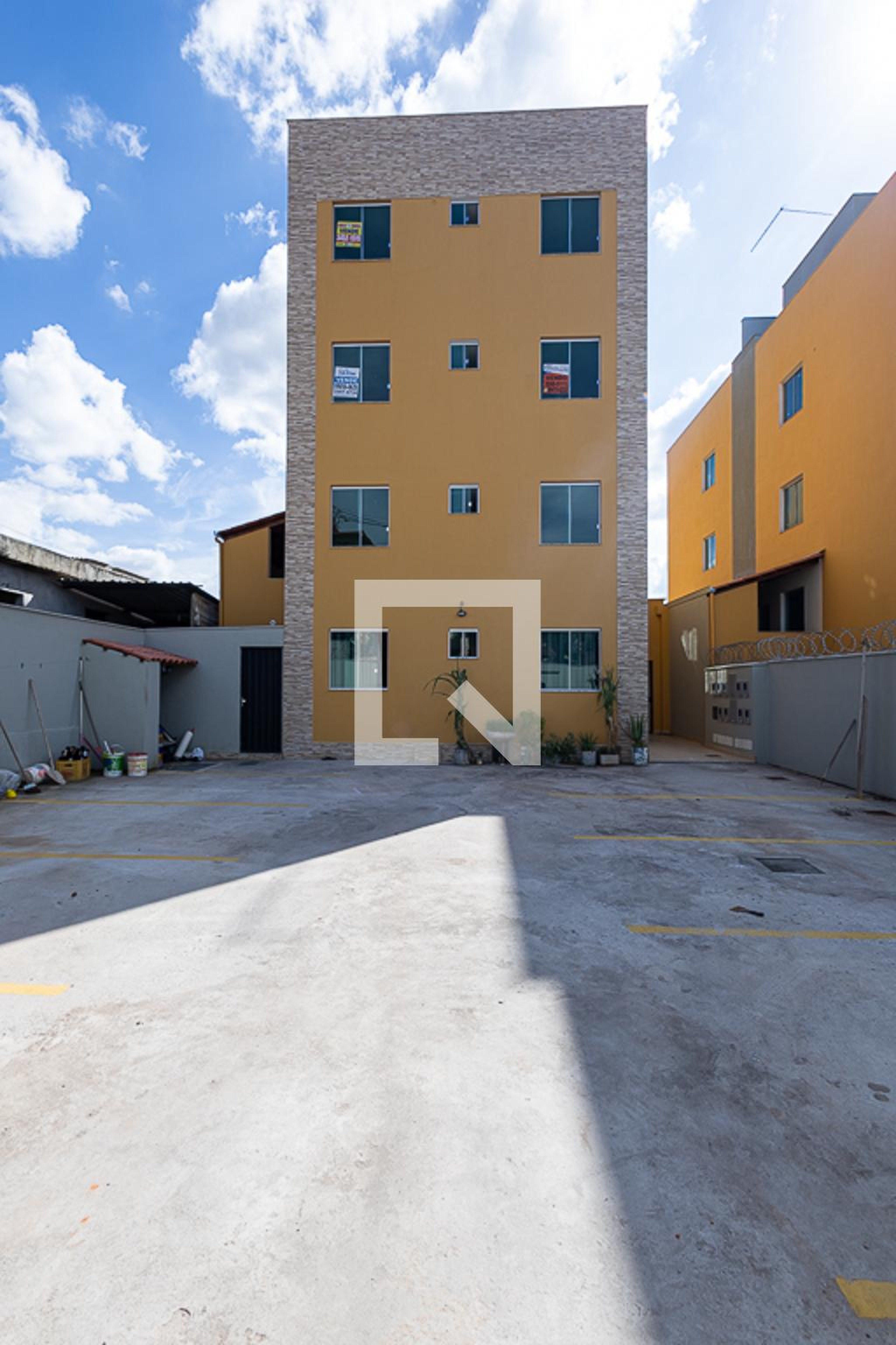 Fachada Condomínio em Rua Lucélia, 78