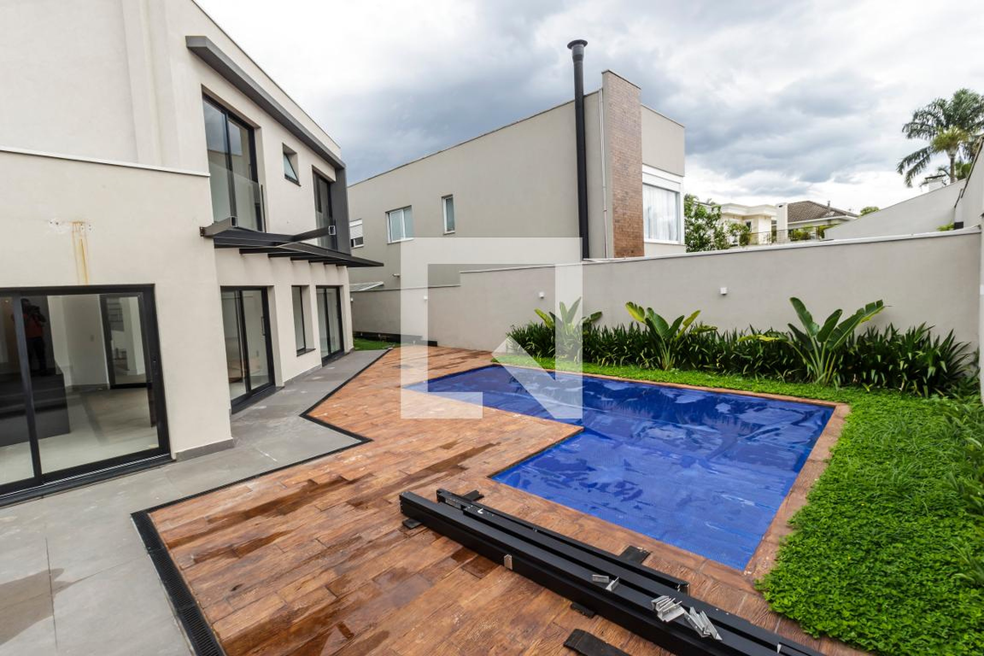 Piscina - ALPHAVILLE RESIDENCIAL ALPHAVILLE 11, Maravilhosa fachada