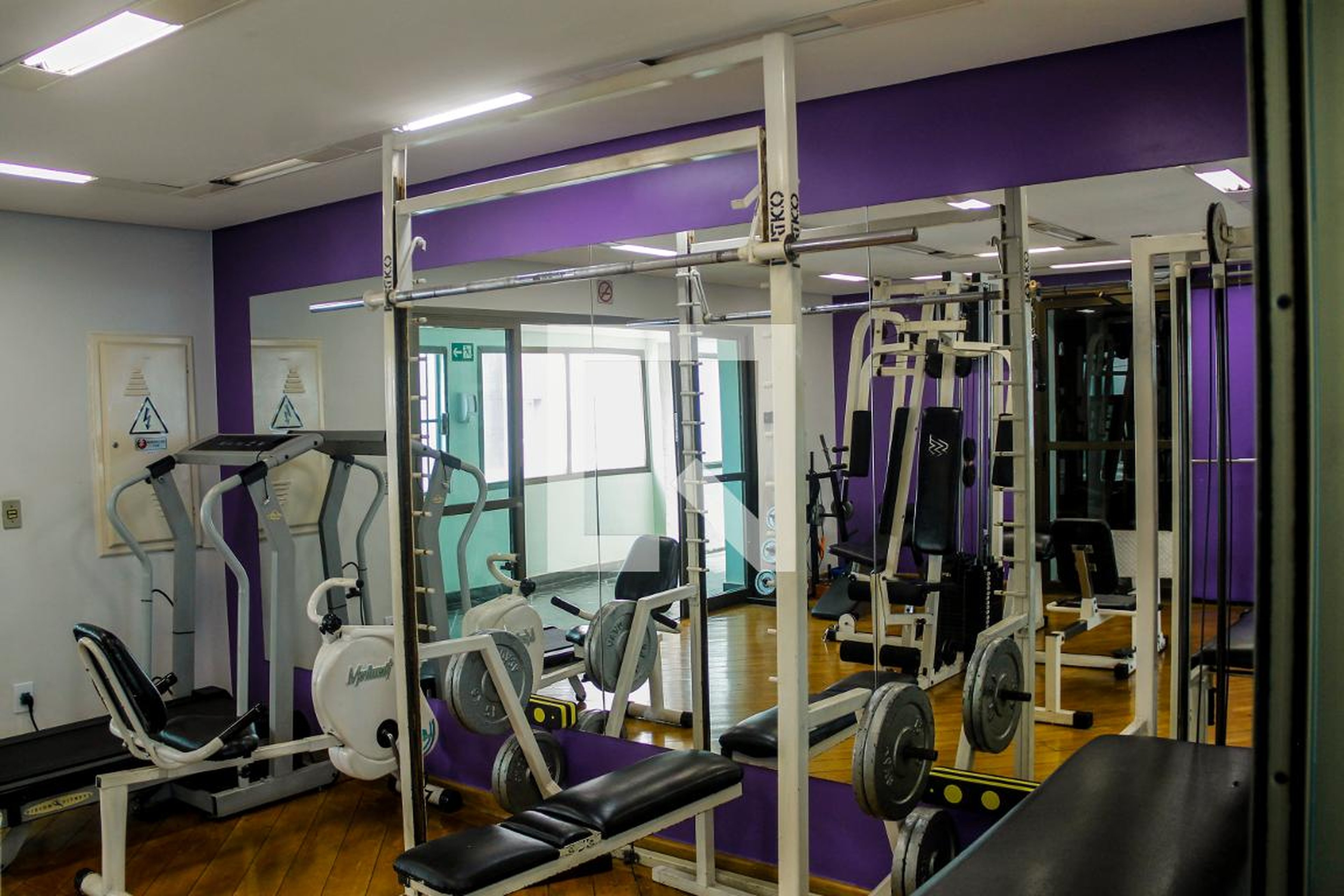 Academia - Metropolitan Plaza