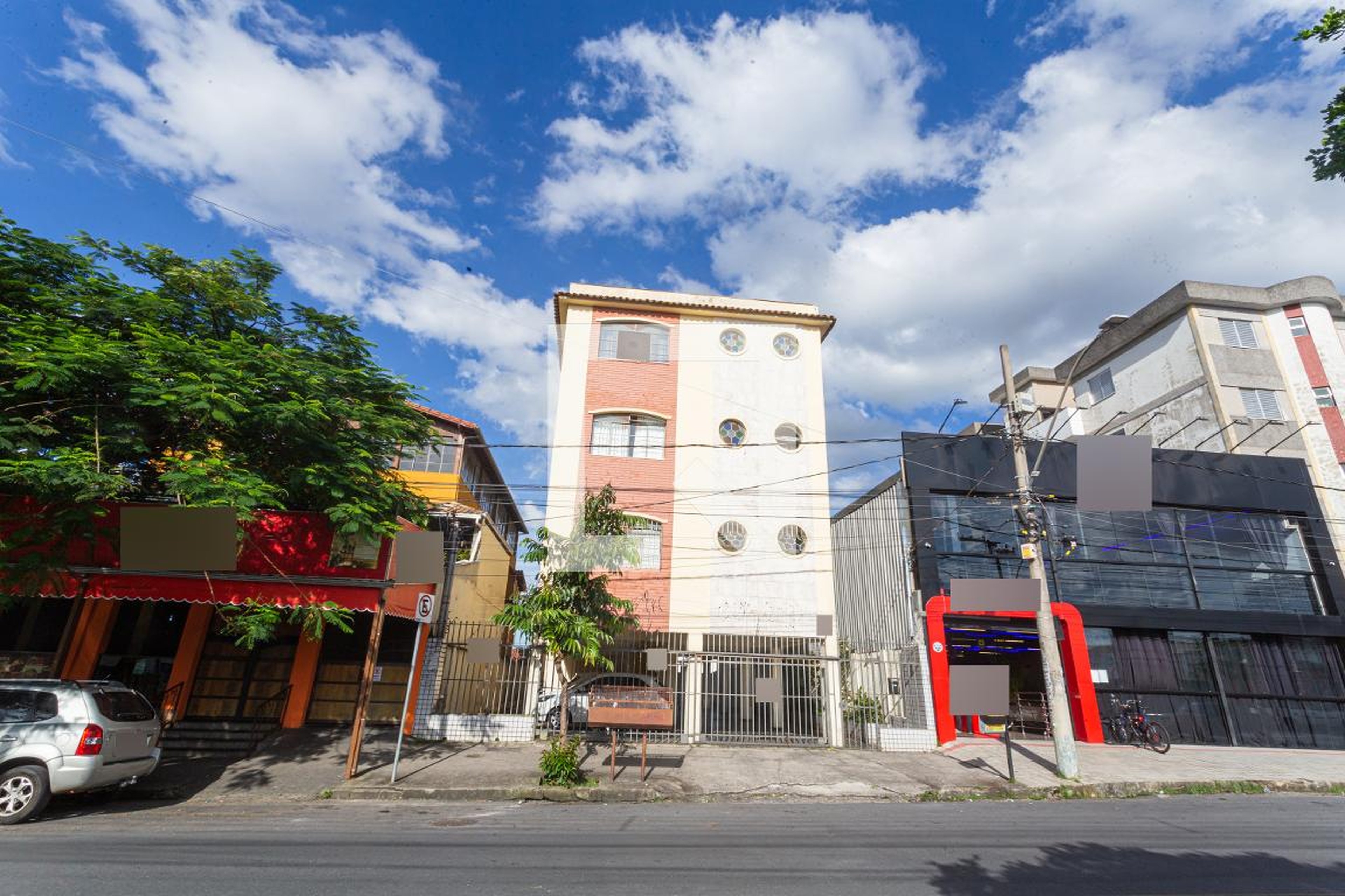 Fachada Condomínio em Rua Contagem, 1742