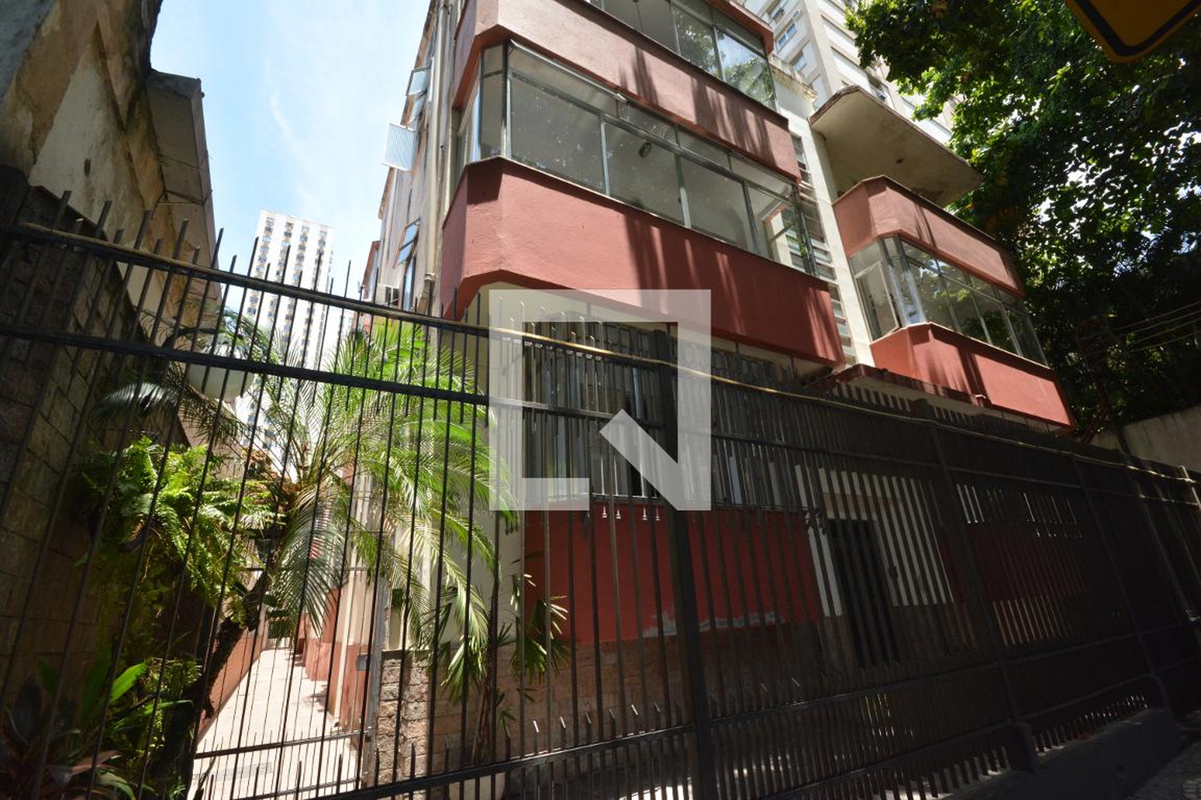 Fachada Condomínio em Rua Alice, 151