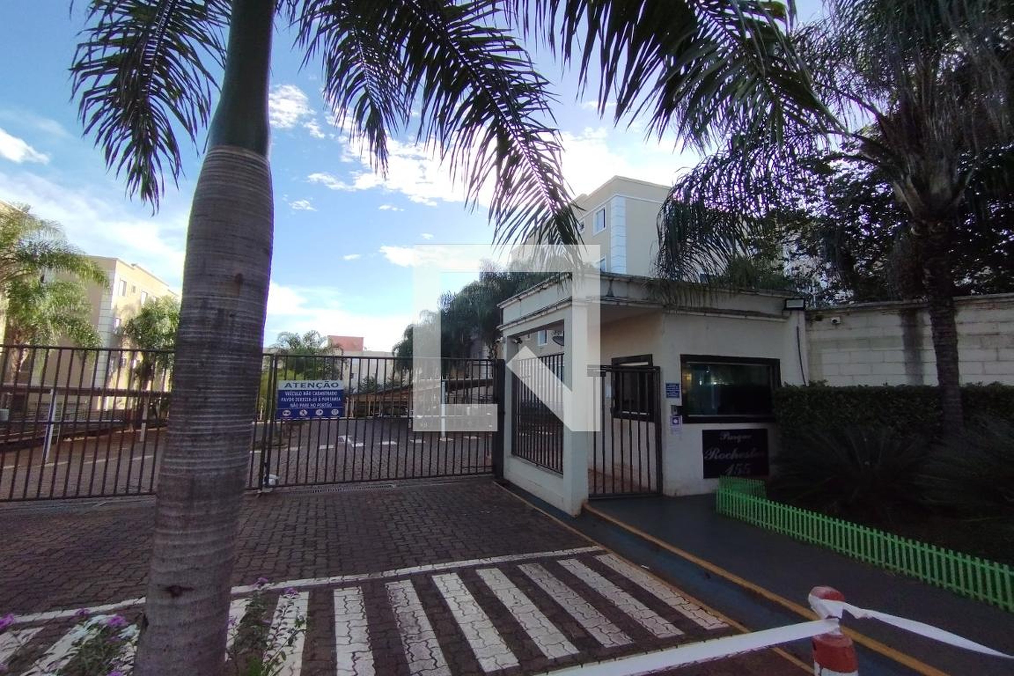 Fachada do Condomínio Condomínio Parque Rochester