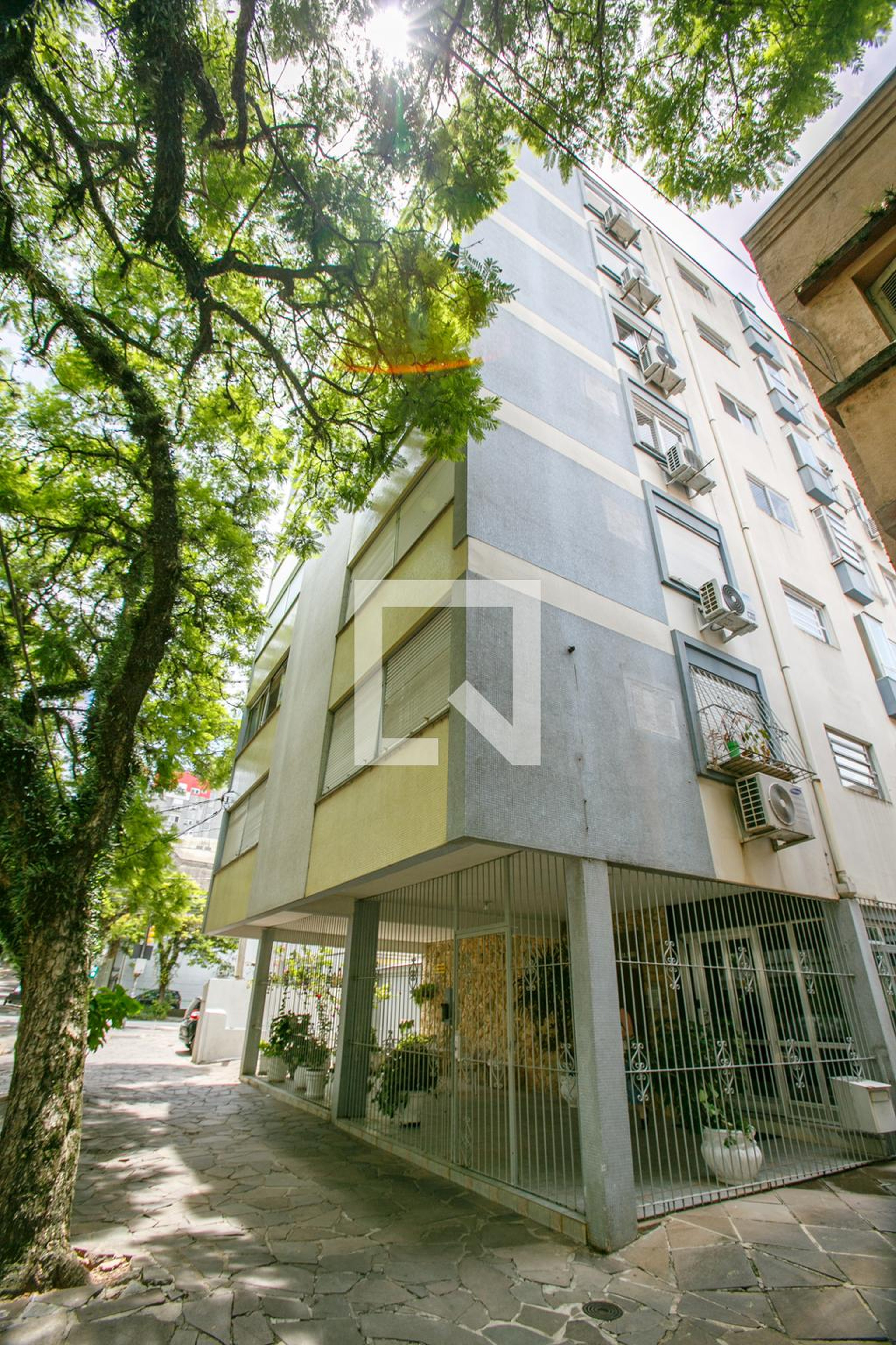 Fachada Condomínio em Rua Tomaz Flores, 192