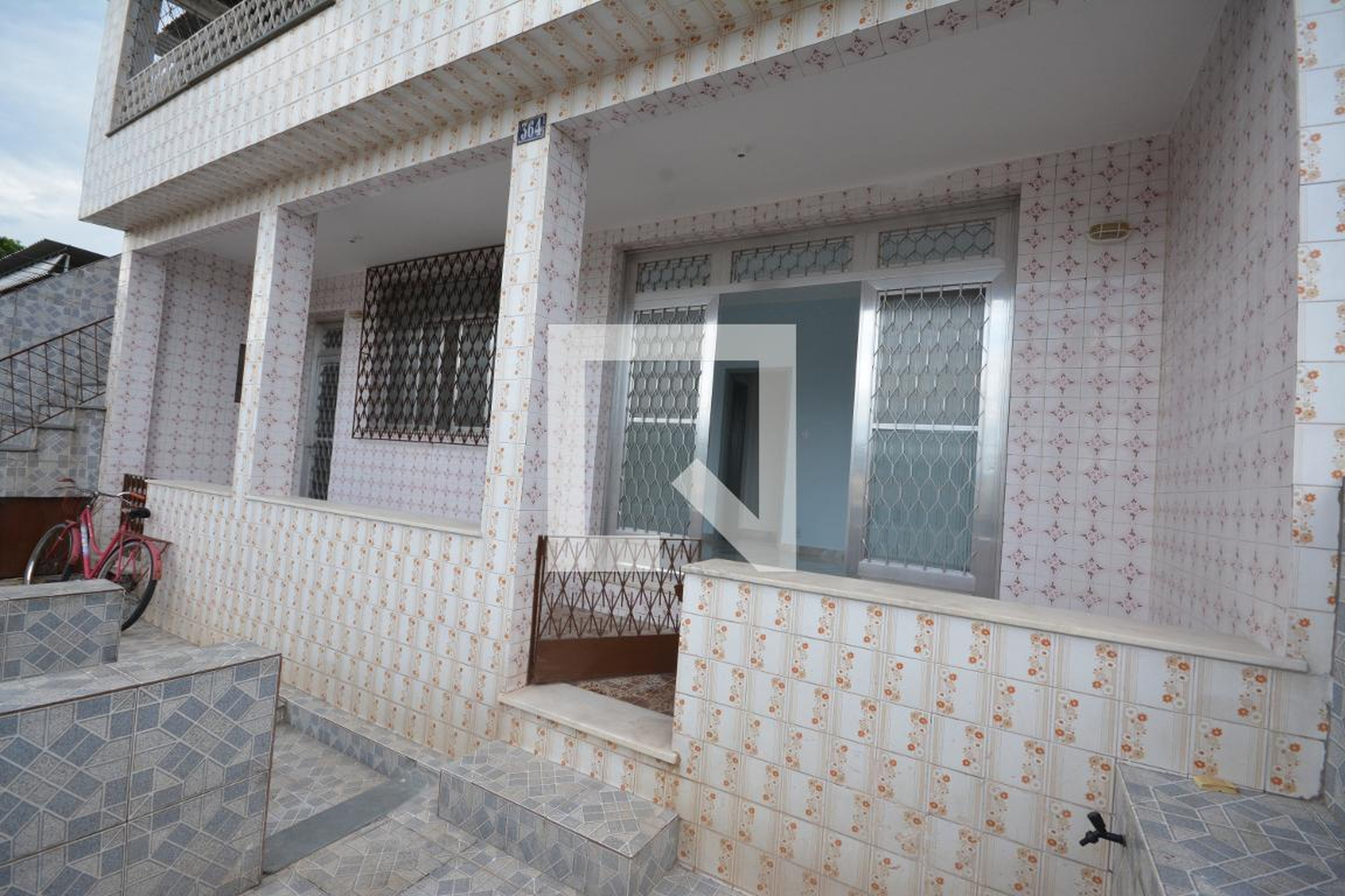 Fachada Condomínio em Rua Ferreira Cantão, 364