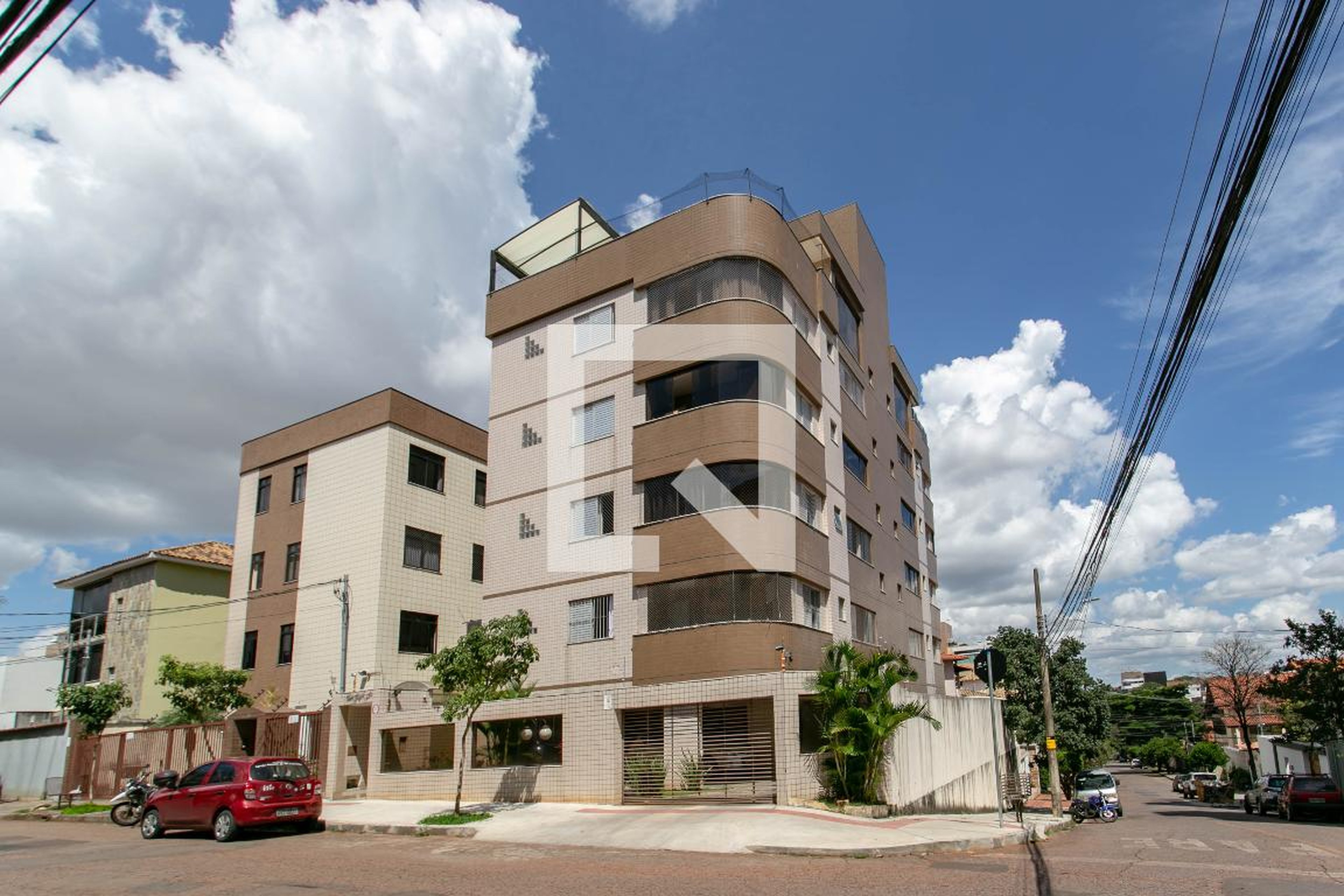 Fachada Condomínio em Rua Castelo de Guimarães, 438