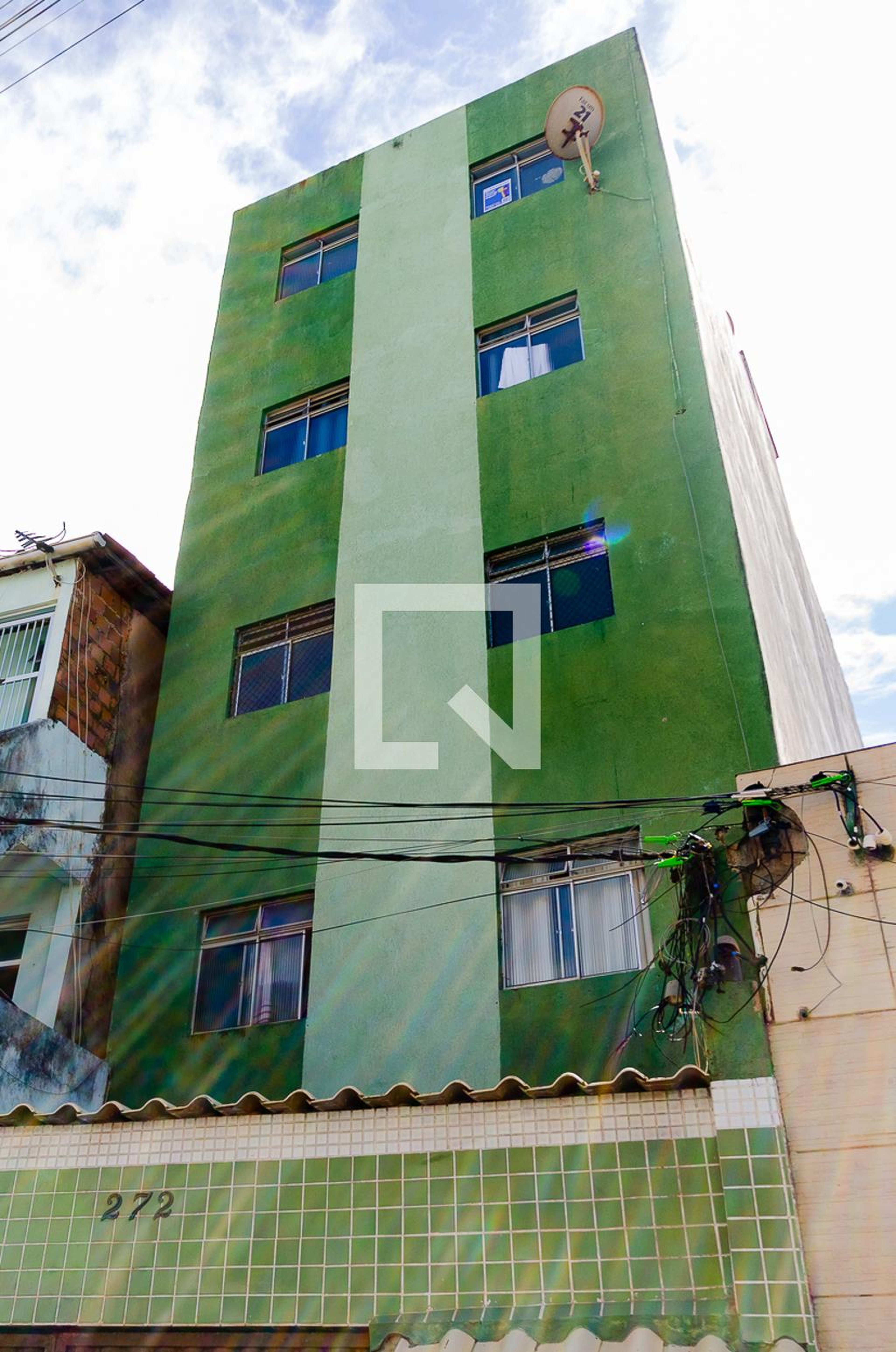 Fachada Condomínio em Rua Bernadete Dias, 272