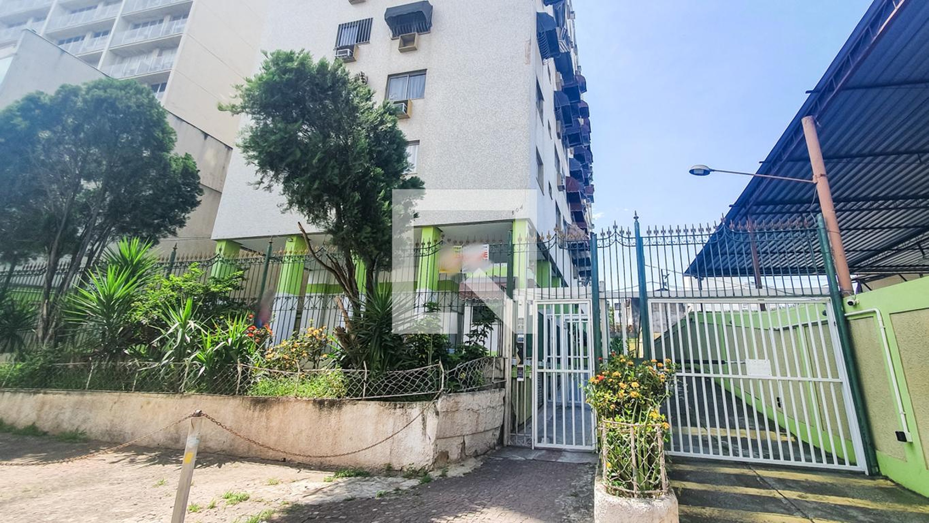 Fachada Condomínio em Rua Soares Caldeira, 103