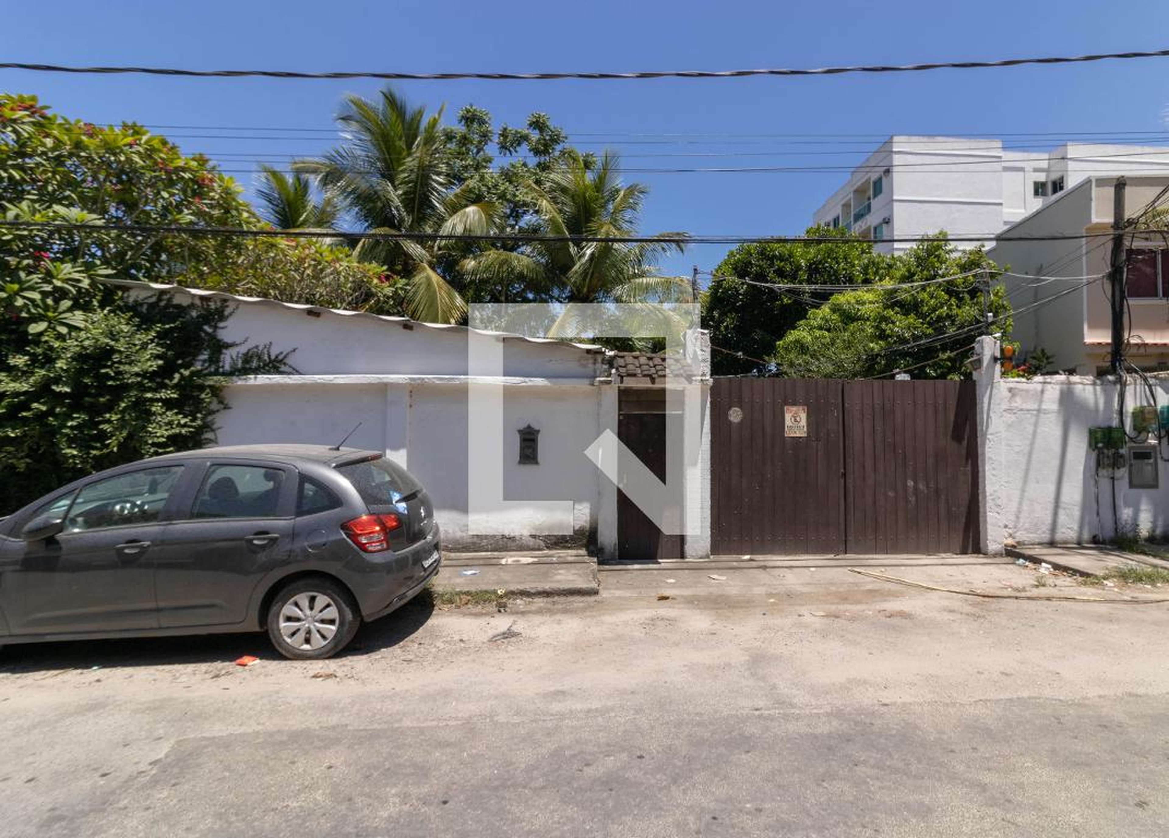 Fachada Condomínio em Rua Professora Edna Côrte Silveira, 69