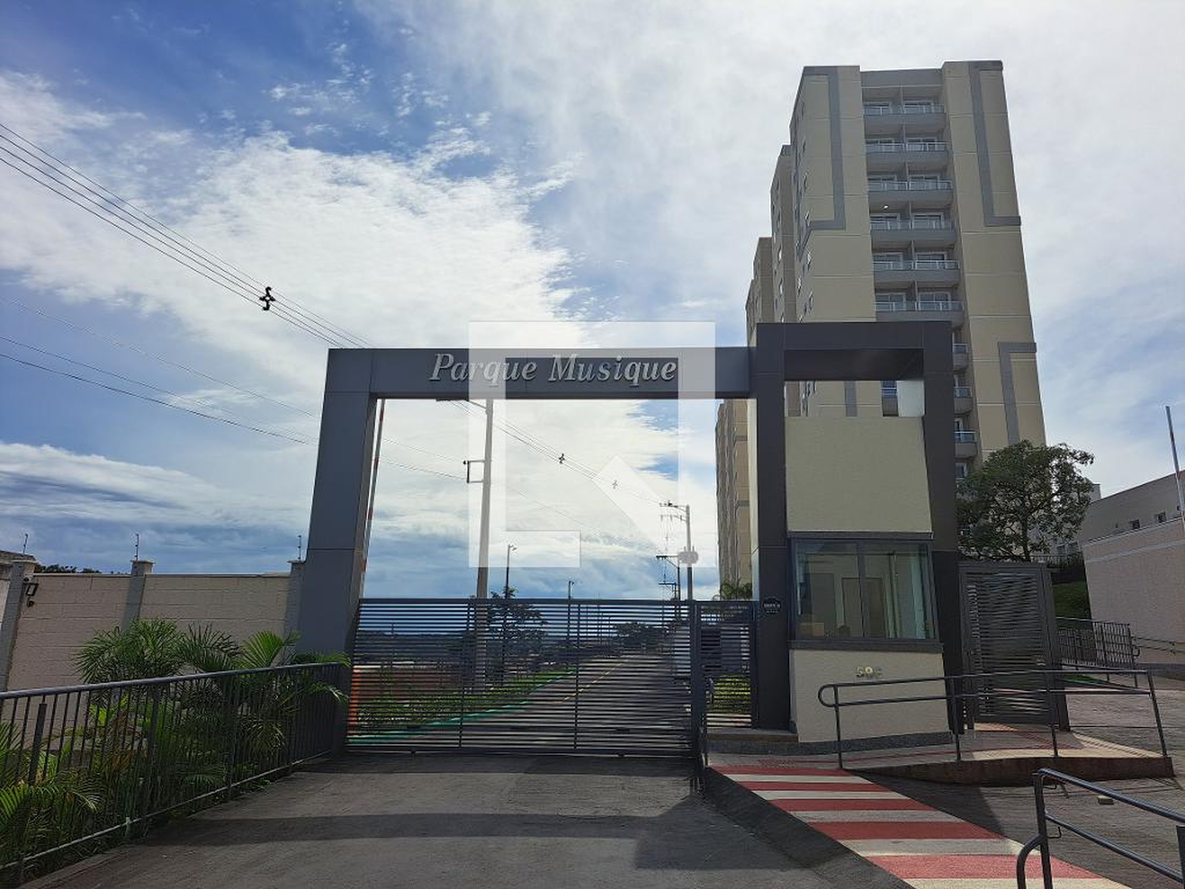 Fachada do Condomínio Condomínio Parque Muzique