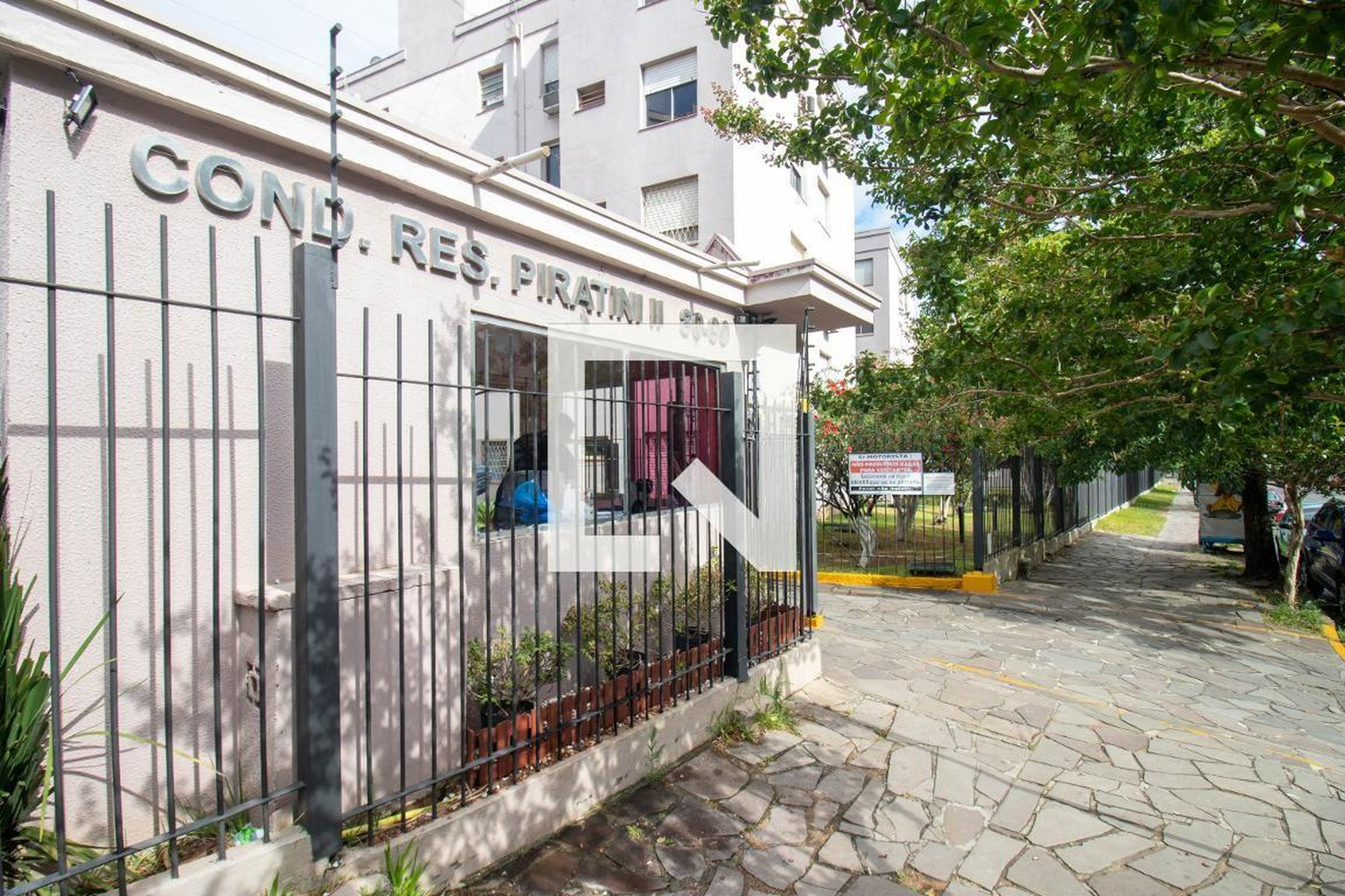 Fachada do Condomínio Condomínio Piratini II