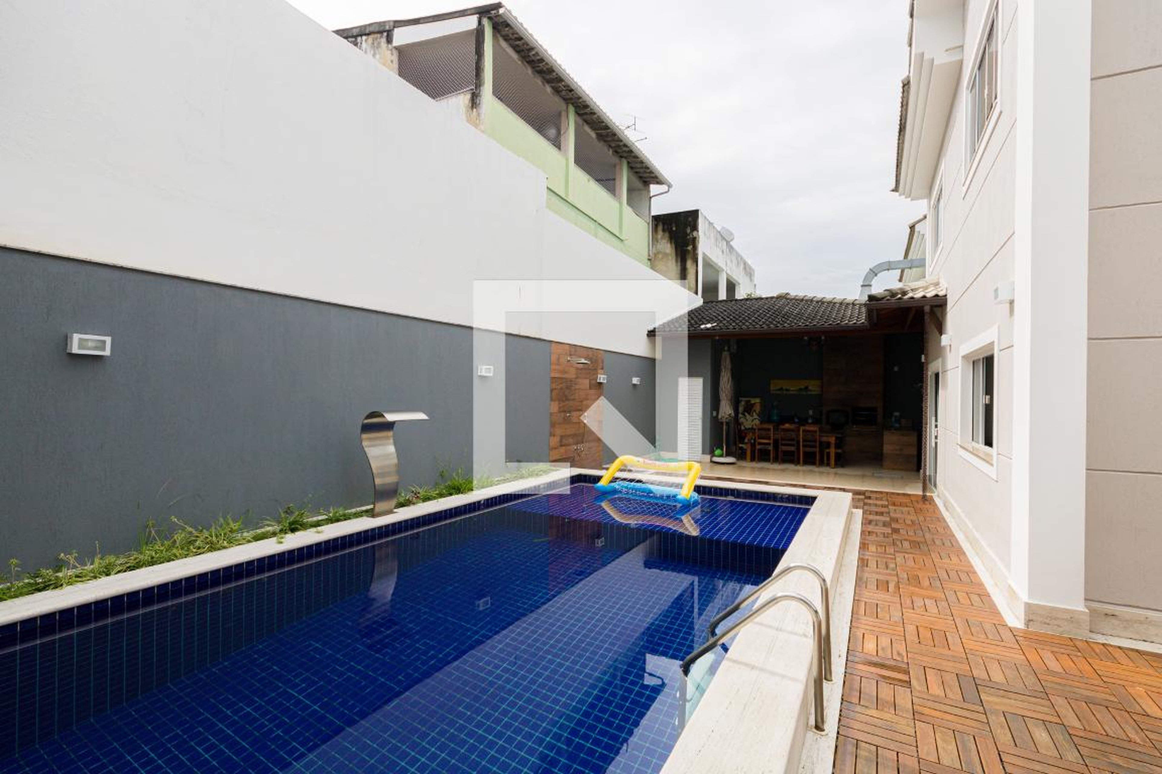 Piscina - Suíça Carioca I