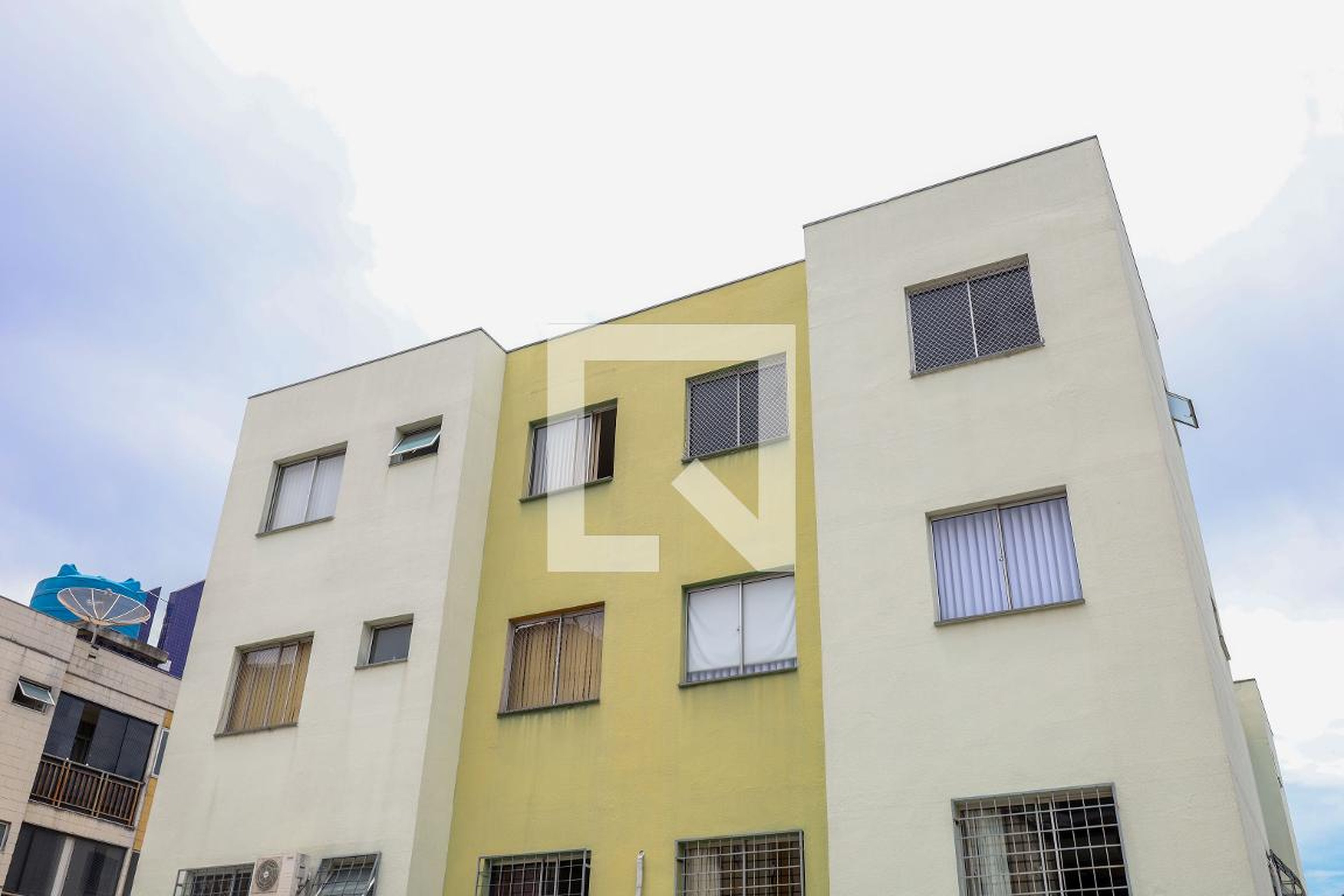 Fachada Condomínio em Rua Cláudio Oliveira Neves, 12