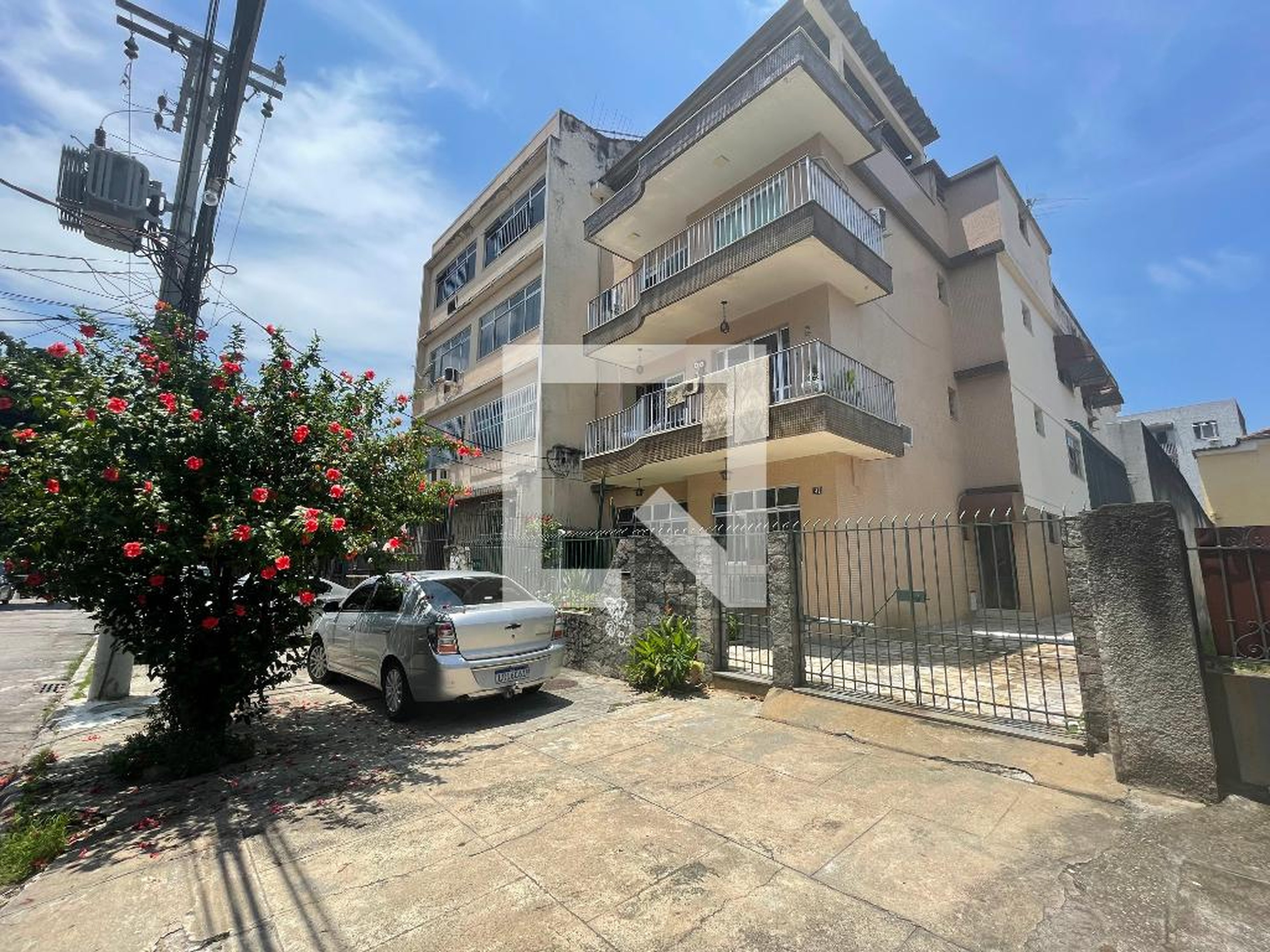 Fachada Condomínio em Rua Peçanha Povoas, 41