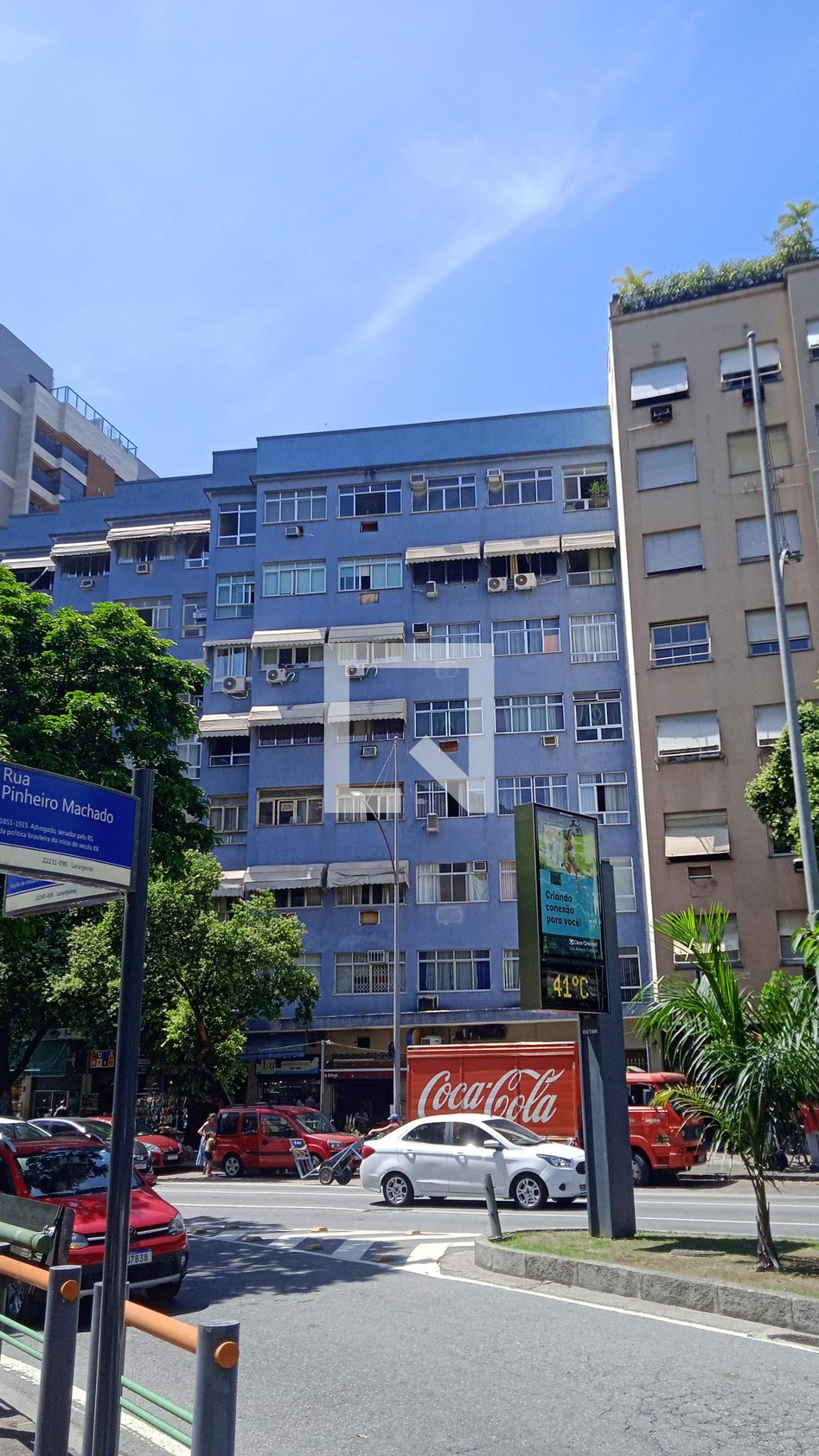 Fachada Condomínio em Rua das Laranjeiras, 683