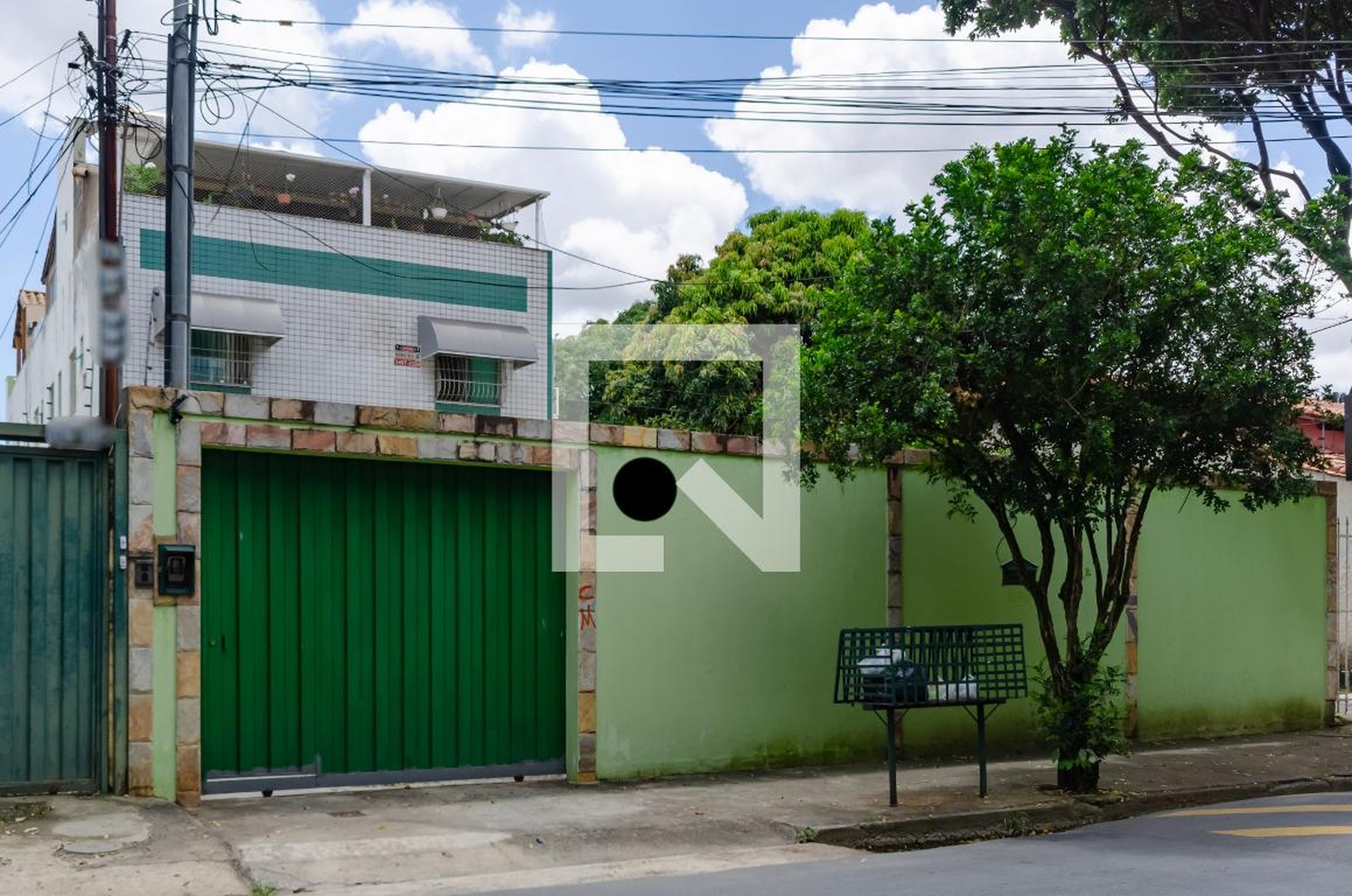 Fachada Condomínio em Rua dos Crenaques, 148