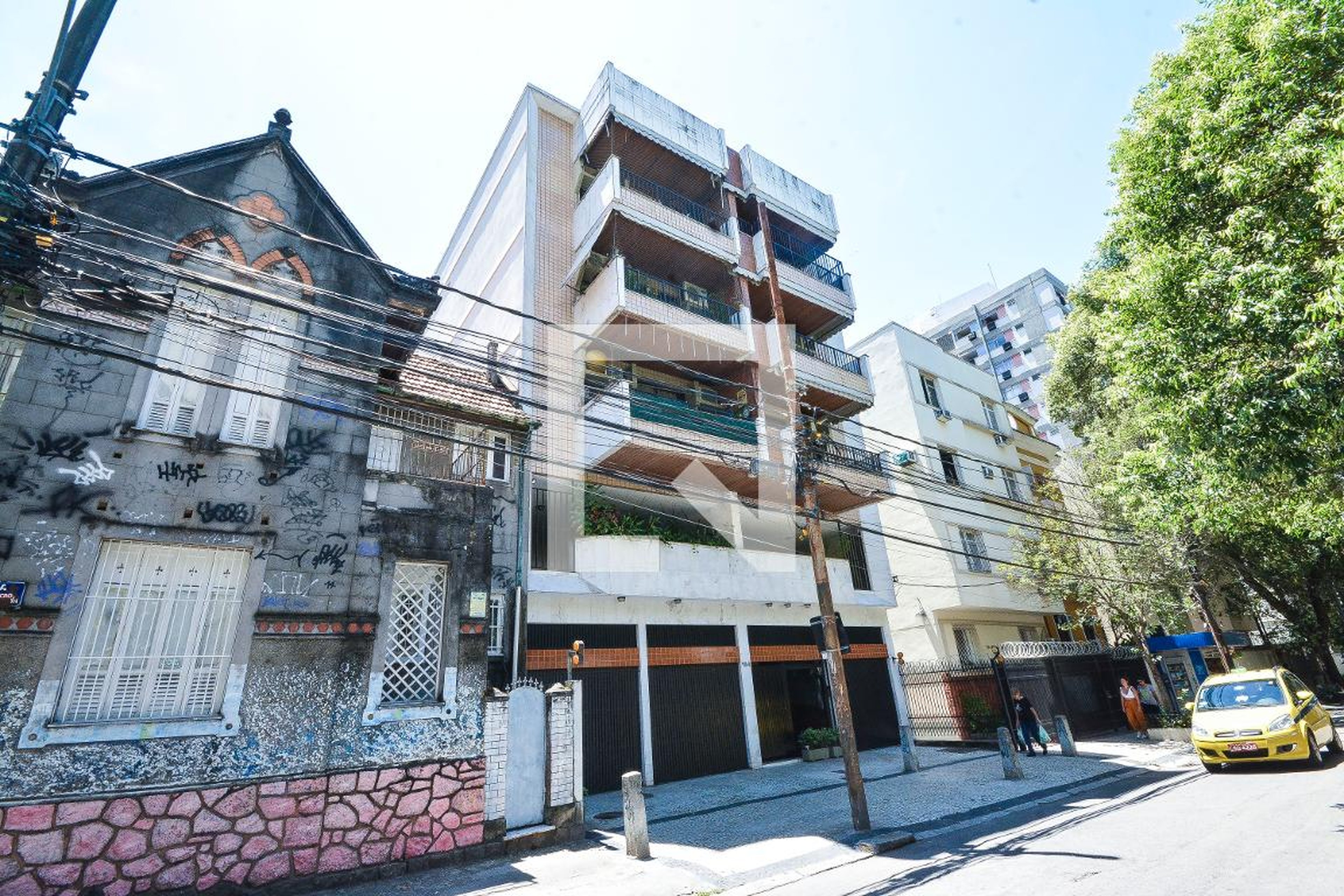 Fachada Condomínio em Rua Pereira da Silva, 184